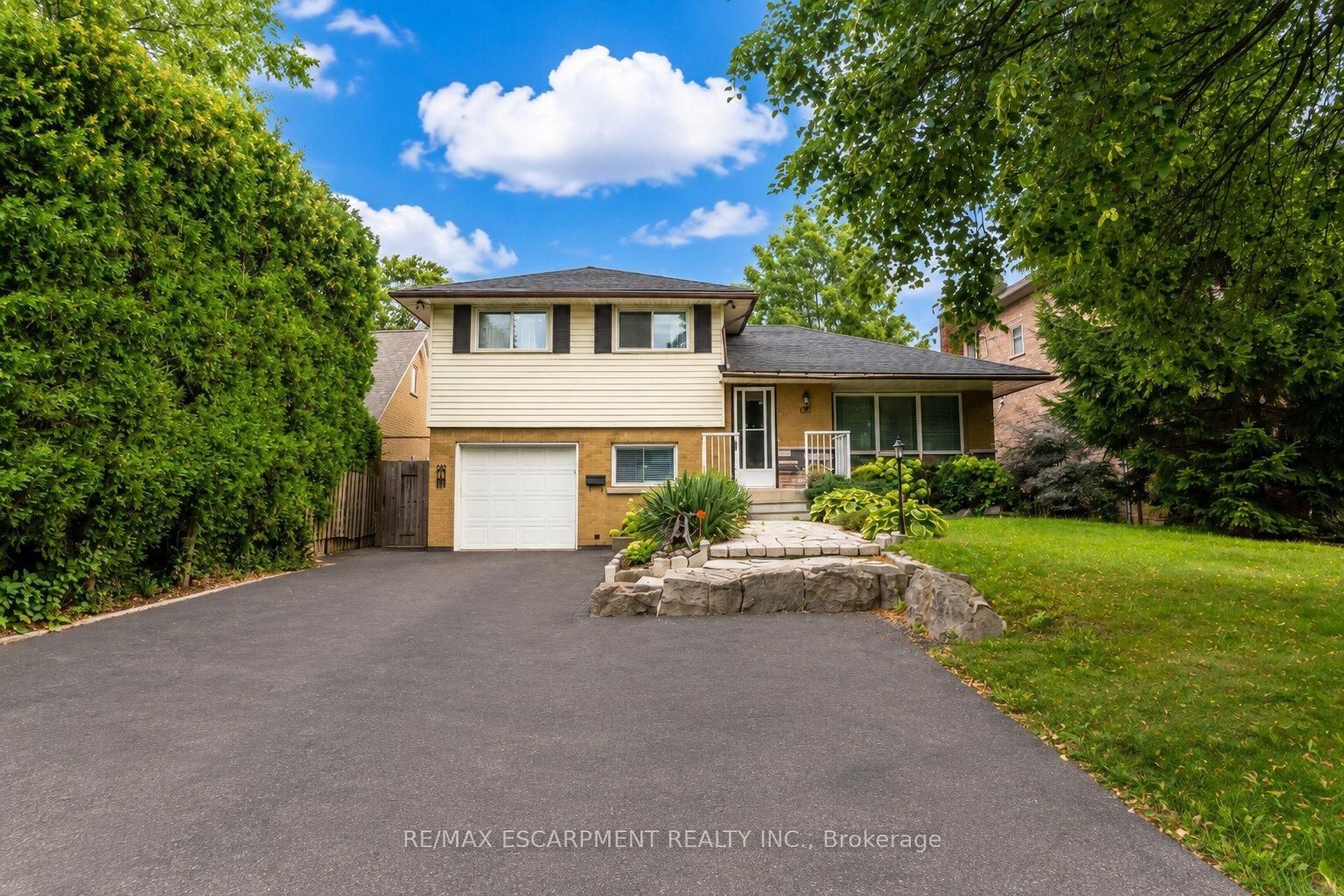 120 Stone Church Road W, Hamilton, ON L9B 1A3 photo 2
