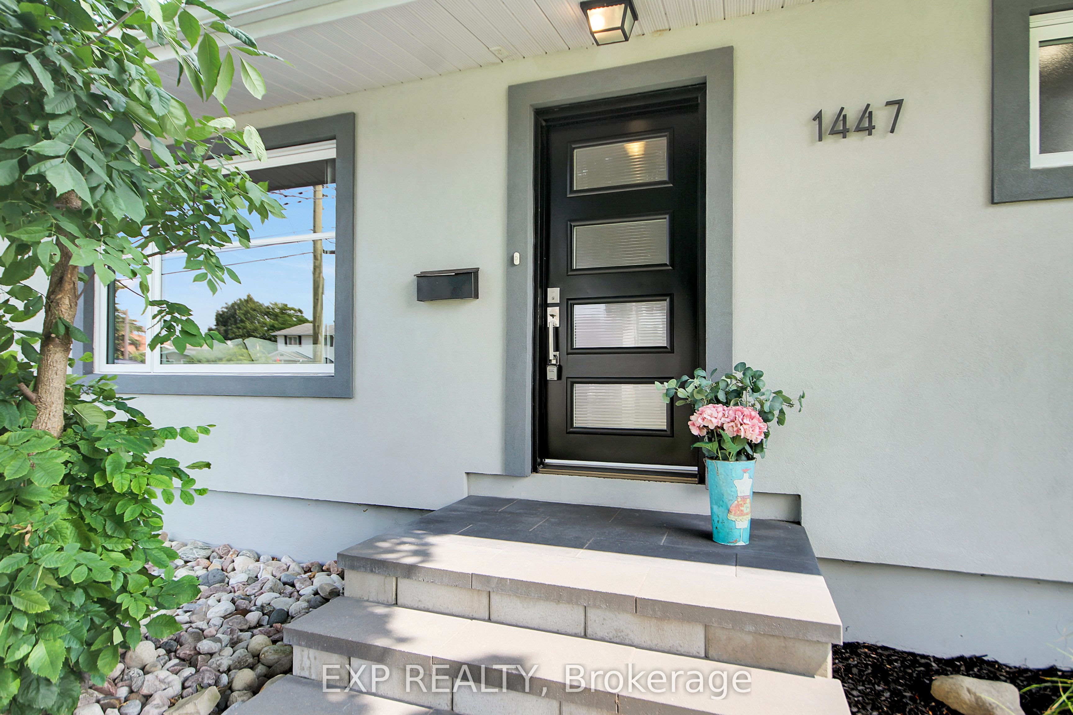 1447 Maxime Street, Cyrville - Carson Grove - Pineview, ON K1B 4E7 photo 2