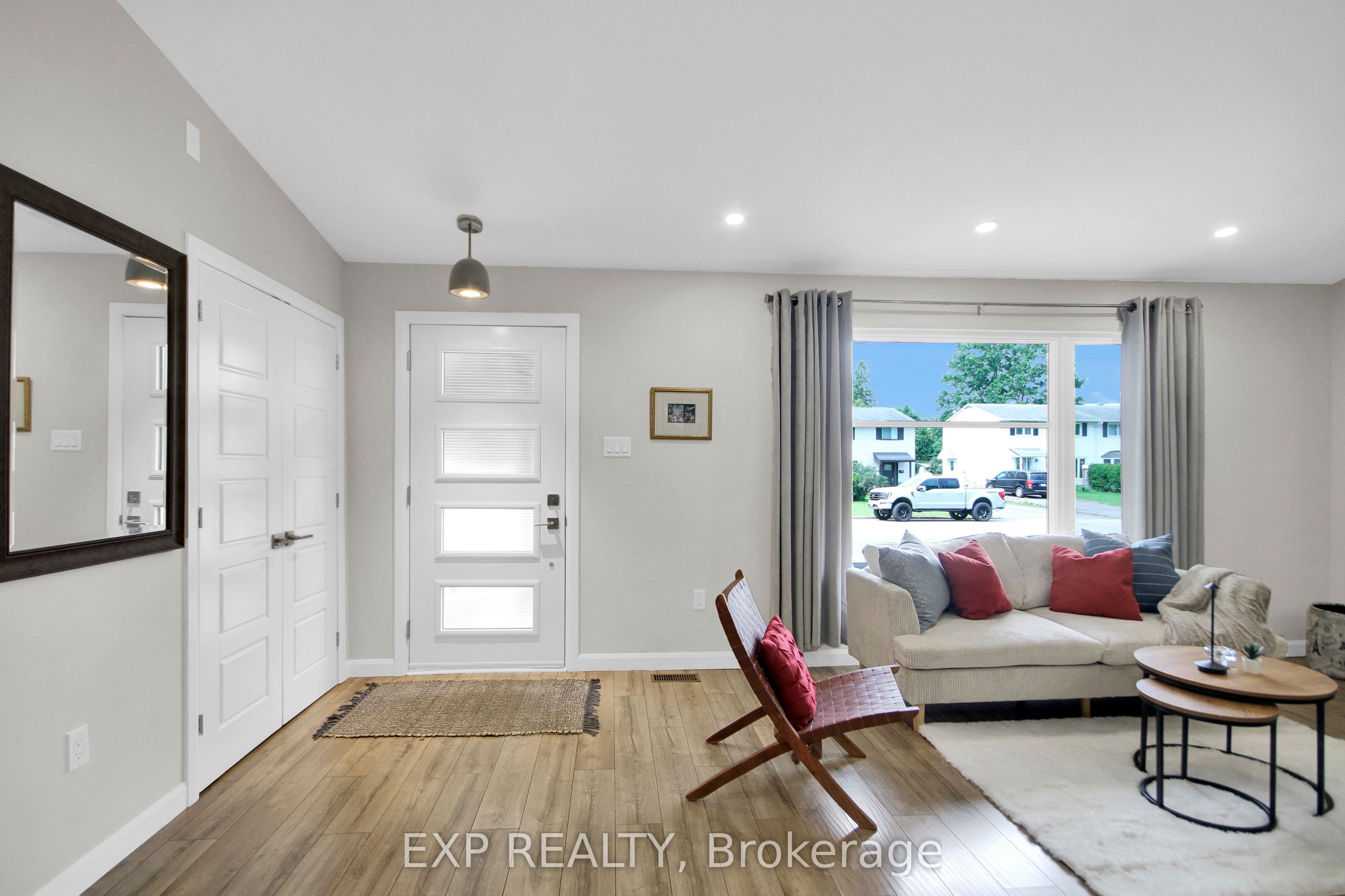 1447 Maxime Street, Cyrville - Carson Grove - Pineview, ON K1B 4E7 photo 3
