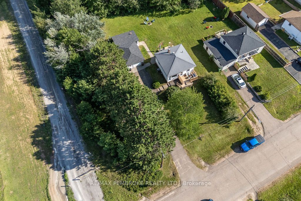 1 New Street, Petawawa, ON K8H 2H4 photo 2
