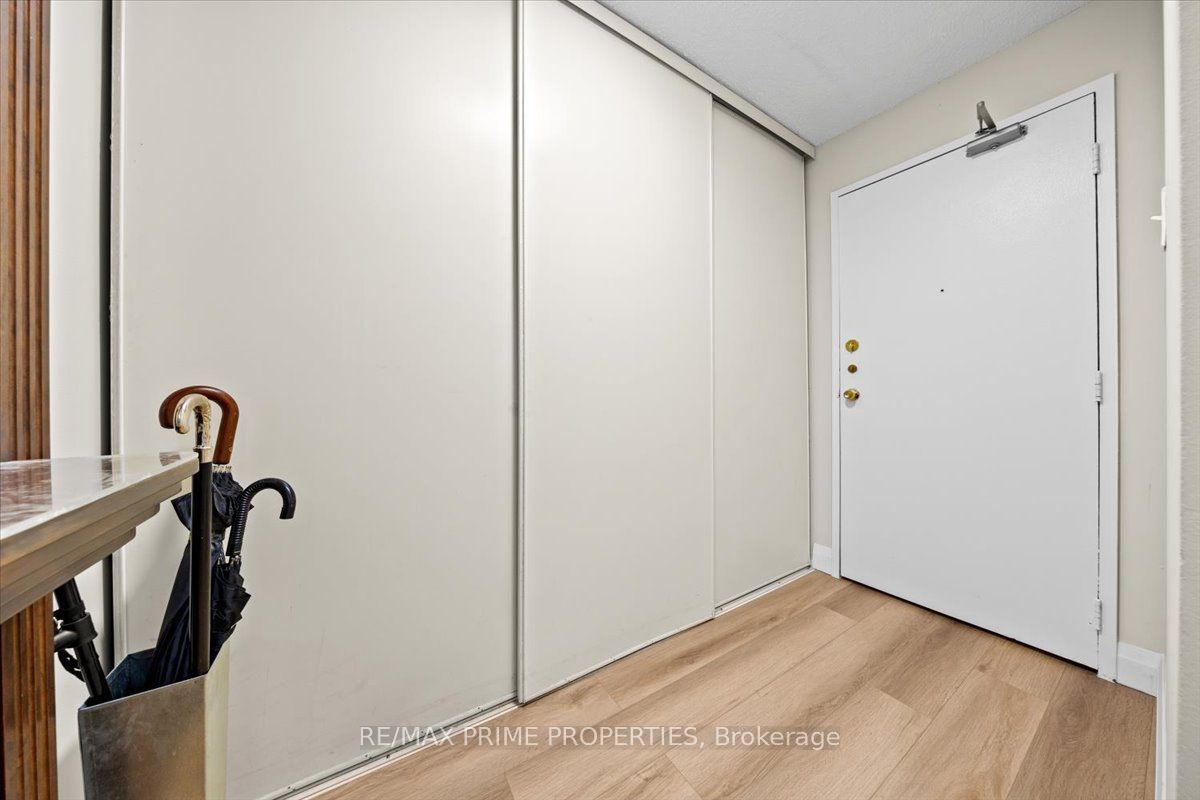 158 Mcarthur Avenue 209, Vanier and Kingsview Park, ON K1L 7E7 photo 2