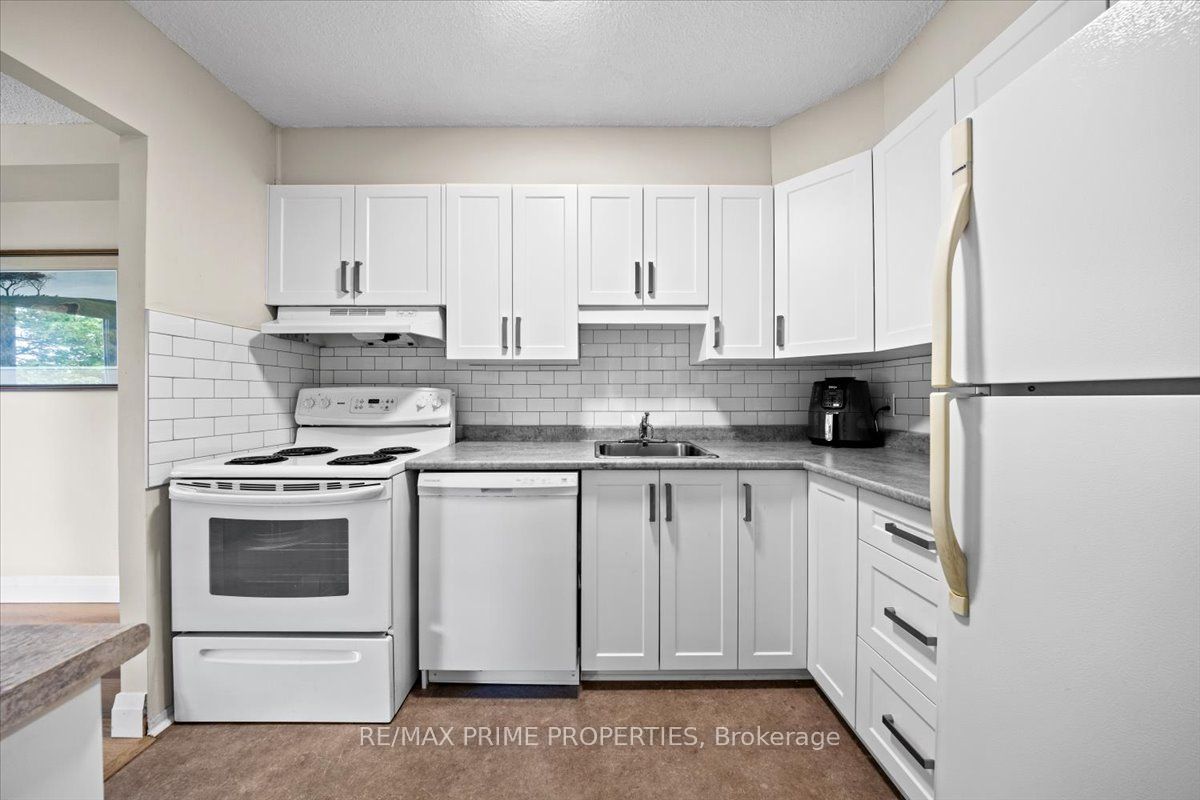158 Mcarthur Avenue 209, Vanier and Kingsview Park, ON K1L 7E7 photo 3