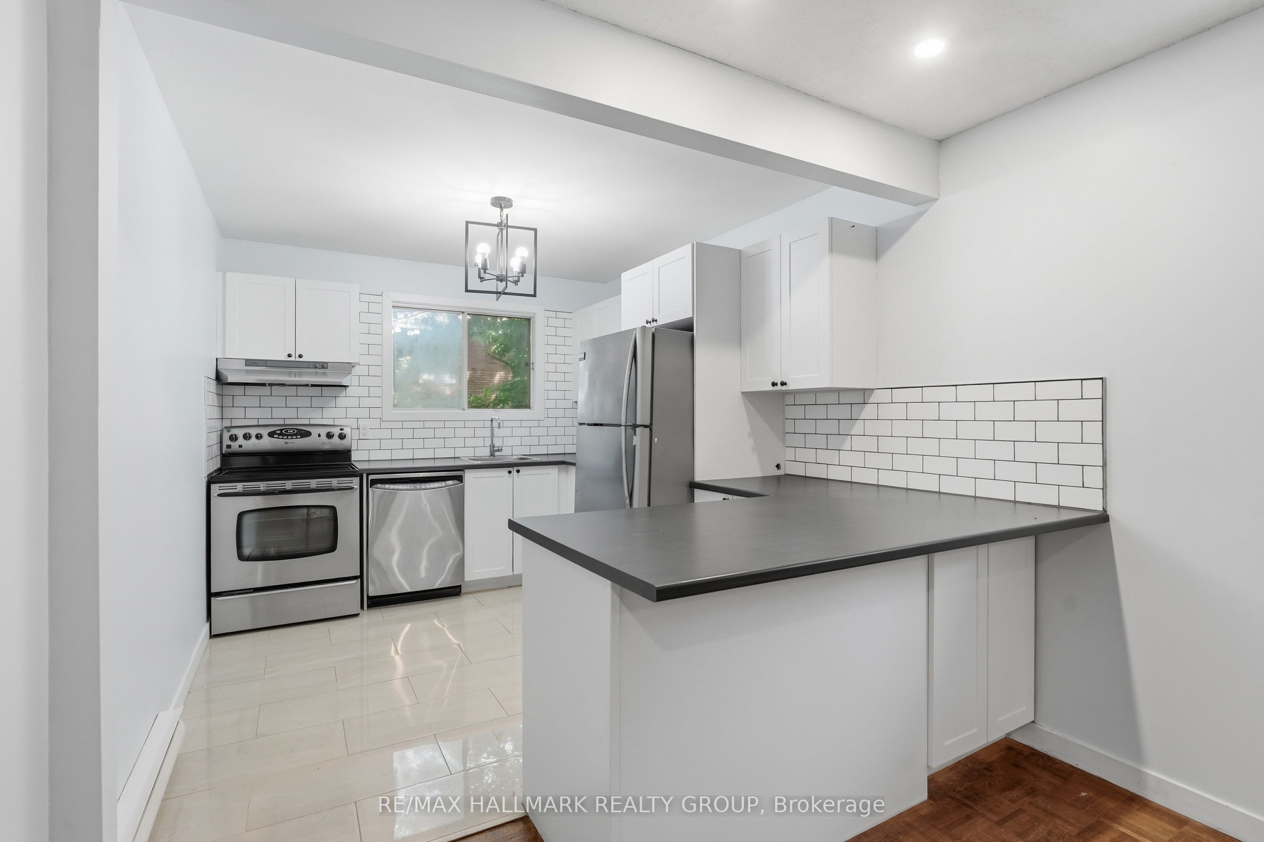 195 Deschamps Avenue, Vanier and Kingsview Park, ON K1L 5Z3 photo 4