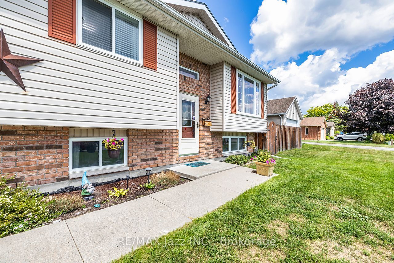 24 Glenn Drive, Quinte West, ON K8V 6E3 photo 4