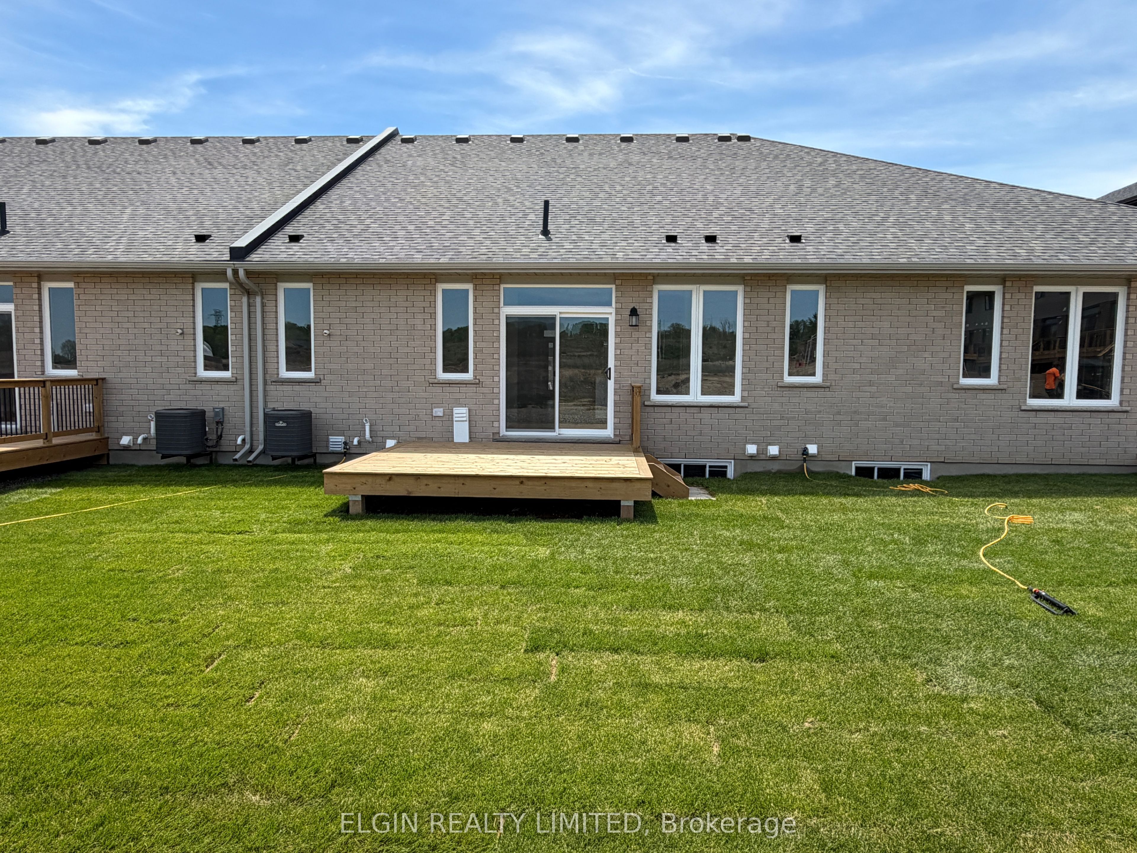 8 Finch Street, Tillsonburg, ON N4G 0L9 photo 2