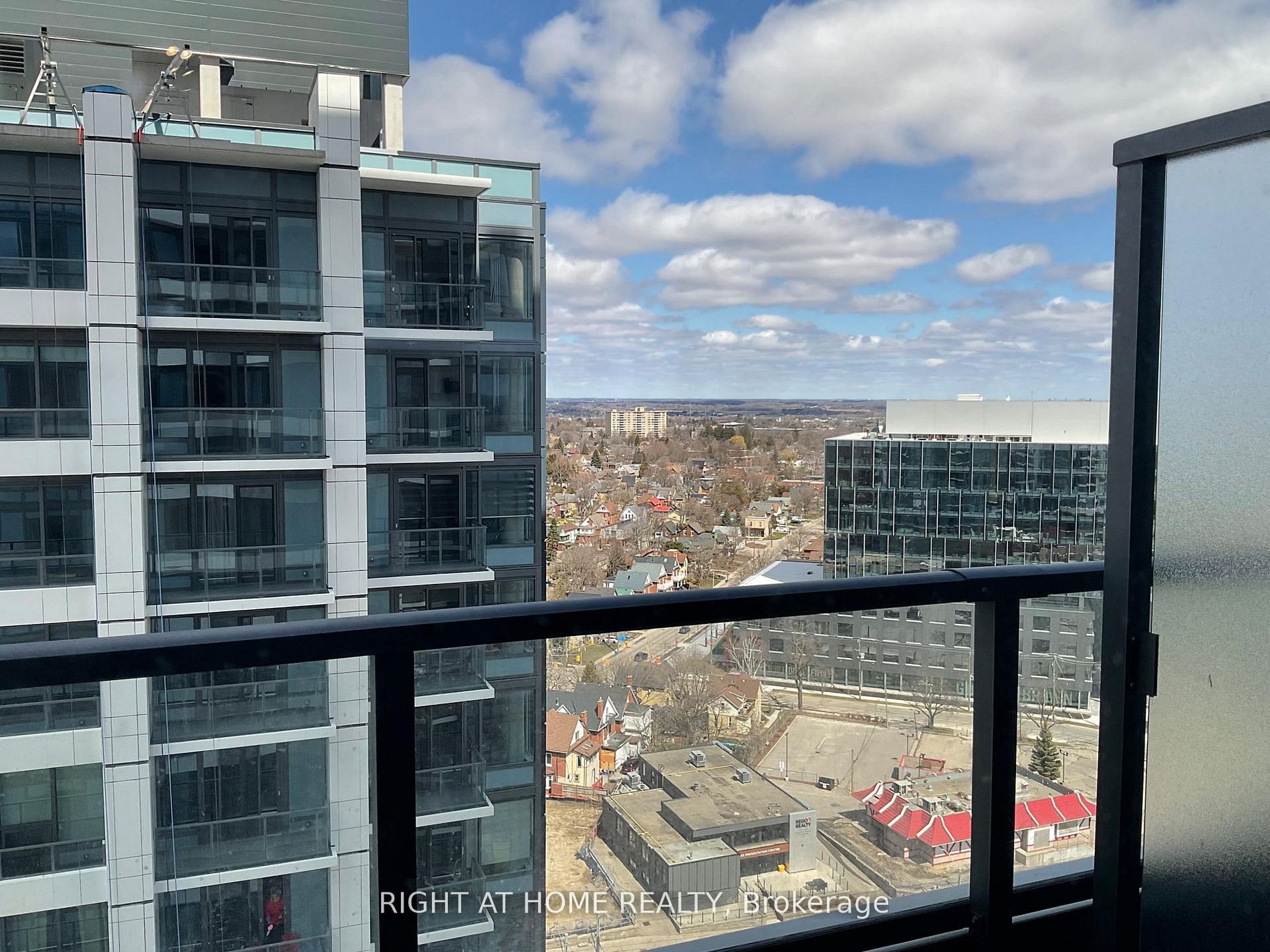 15 Wellington Street 1814, Kitchener, ON N2G 0E3 photo 4