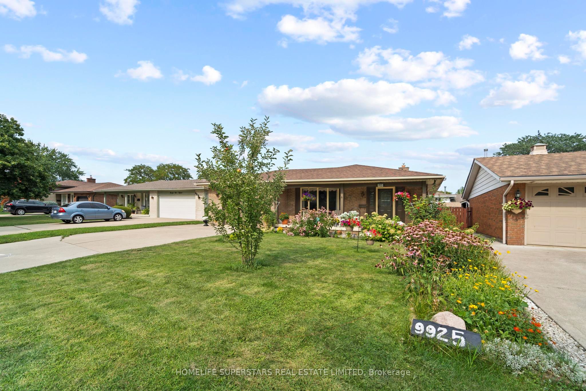 9925 Holly Crescent, Windsor, ON N8R 1Y6 photo 2