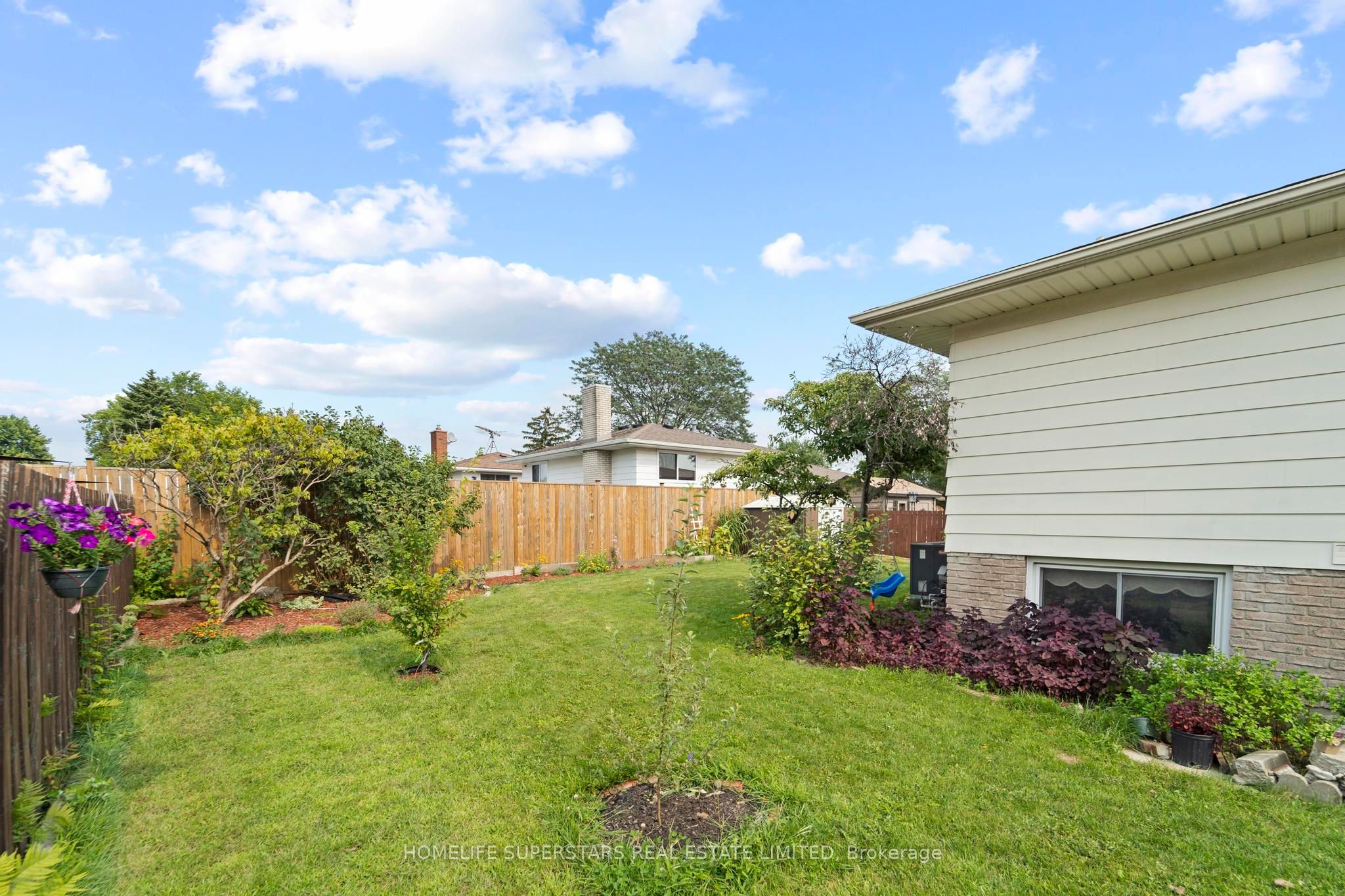 9925 Holly Crescent, Windsor, ON N8R 1Y6 photo 4