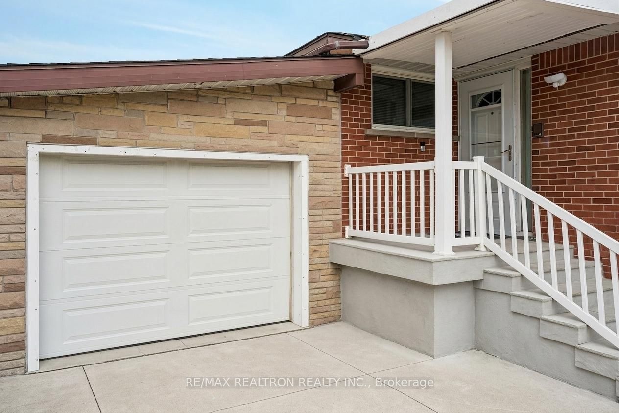 831 Mohawk Road E, Hamilton, ON L8T 2R4 photo 3