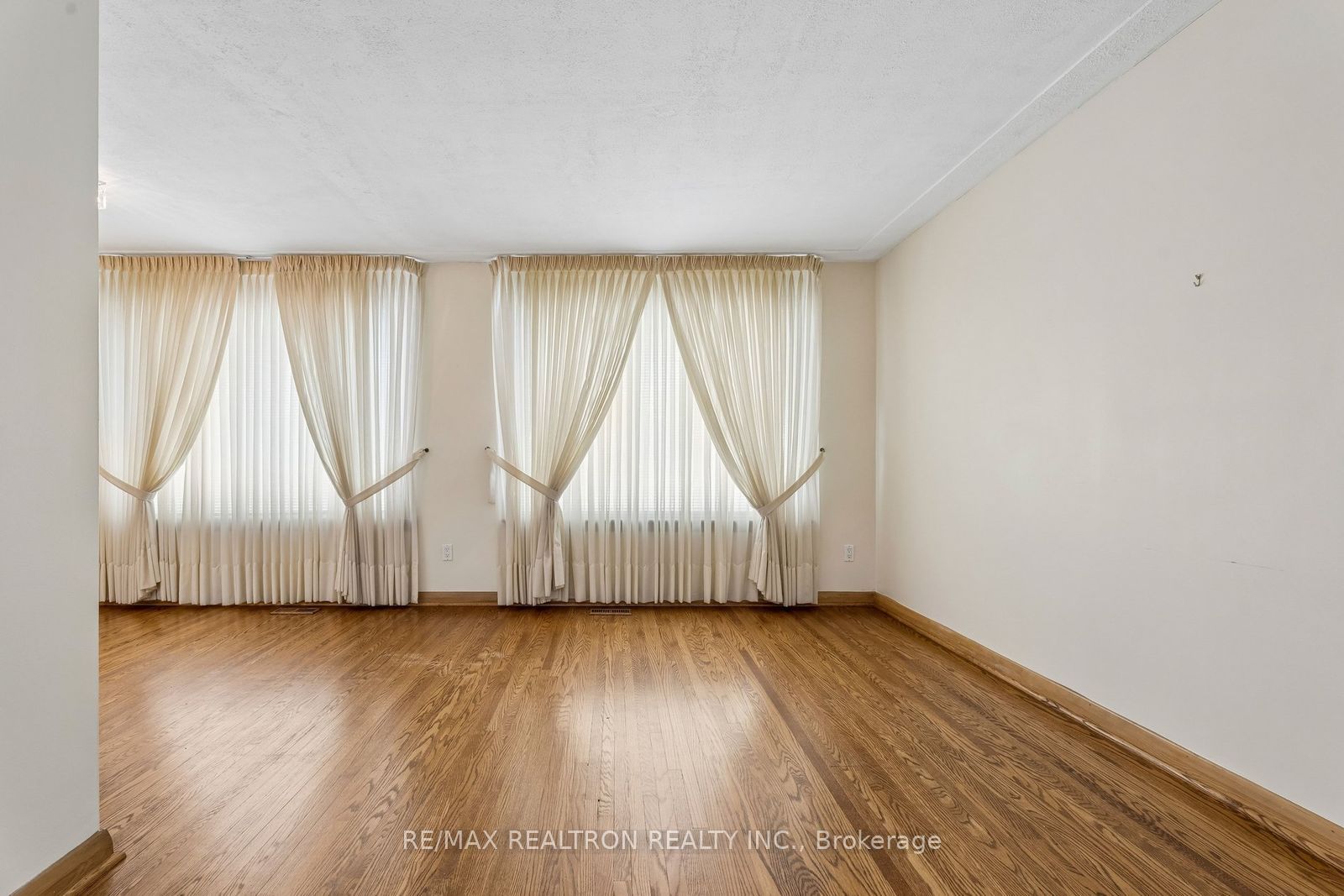 831 Mohawk Road E, Hamilton, ON L8T 2R4 photo 5