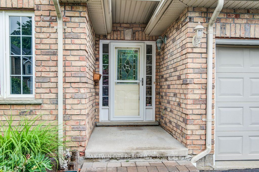670 Salzburg Drive, Waterloo, ON N2V 2N8 photo 3