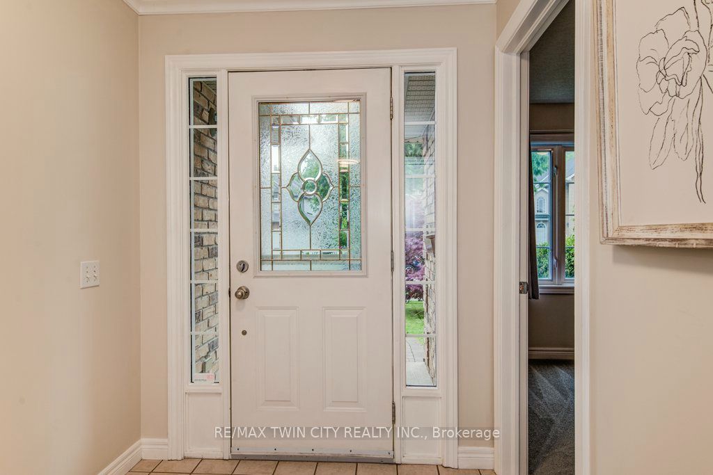 670 Salzburg Drive, Waterloo, ON N2V 2N8 photo 4