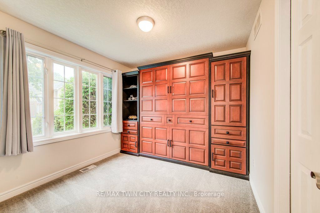670 Salzburg Drive, Waterloo, ON N2V 2N8 photo 5
