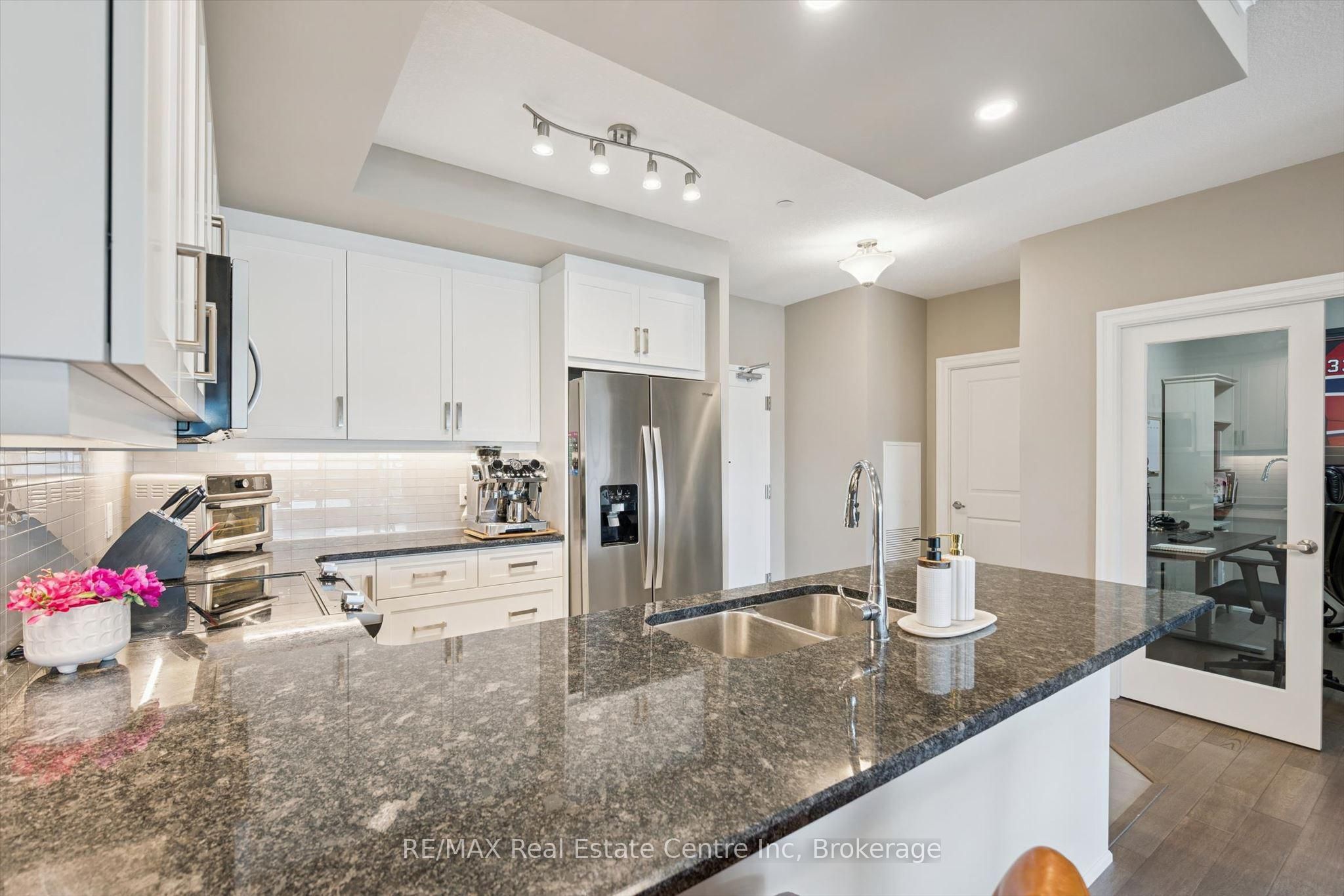 1878 GORDON Street 605, Guelph, ON N1L 0P4 photo 3