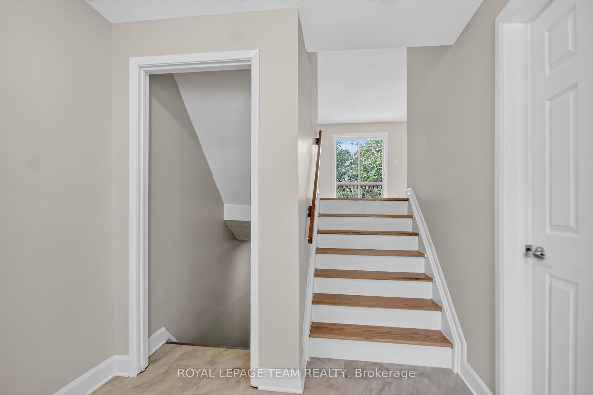 85 Glen Park Drive, Blackburn Hamlet, ON K1B 3Z1 photo 4