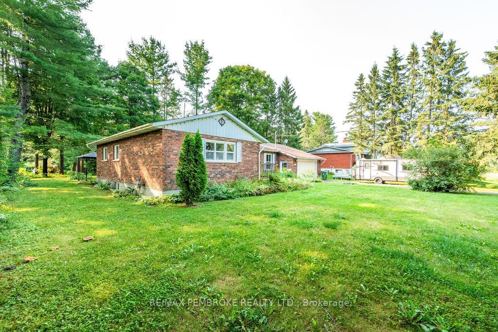 20 Meadowbrook Drive, Laurentian Valley, ON K8A 7C3 photo 2