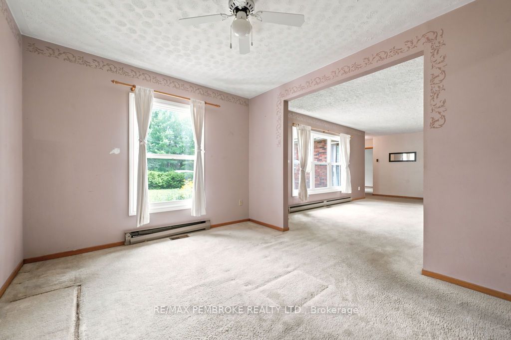 20 Meadowbrook Drive, Laurentian Valley, ON K8A 7C3 photo 4