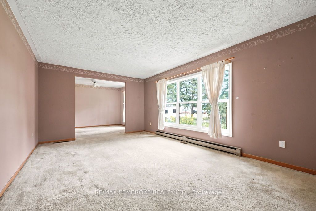 20 Meadowbrook Drive, Laurentian Valley, ON K8A 7C3 photo 5