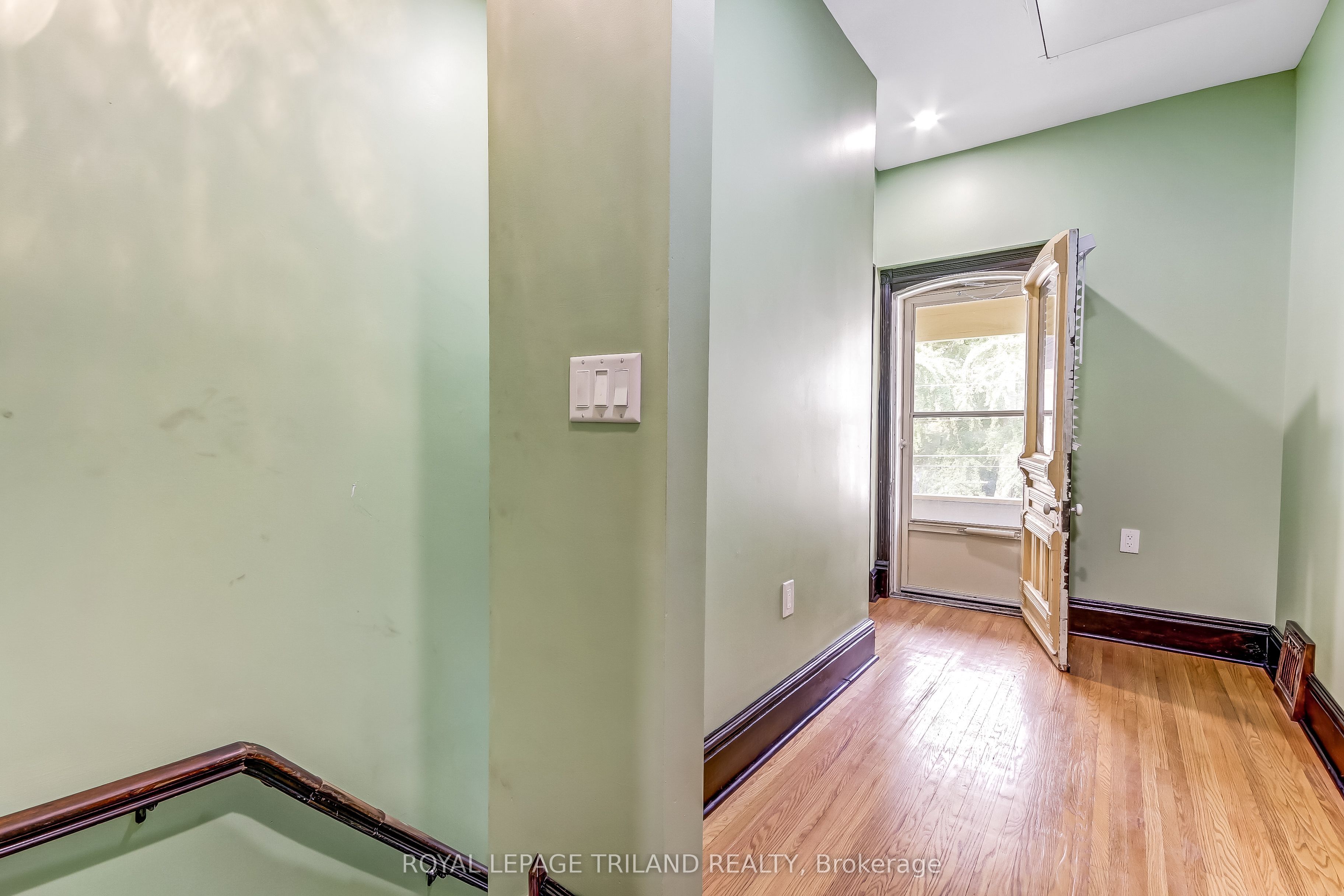 33 1/2 St George Street 33 1/2, St. Thomas, ON N5P 2L2 photo 3