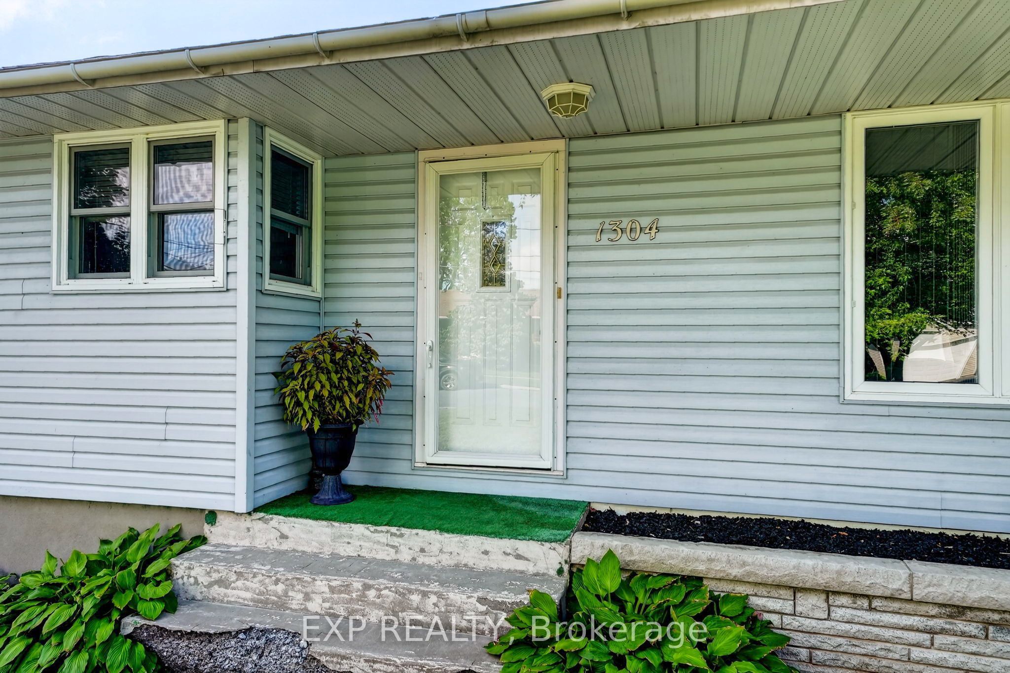 1304 Leonard Avenue, Cornwall, ON K6J 1M6 photo 2