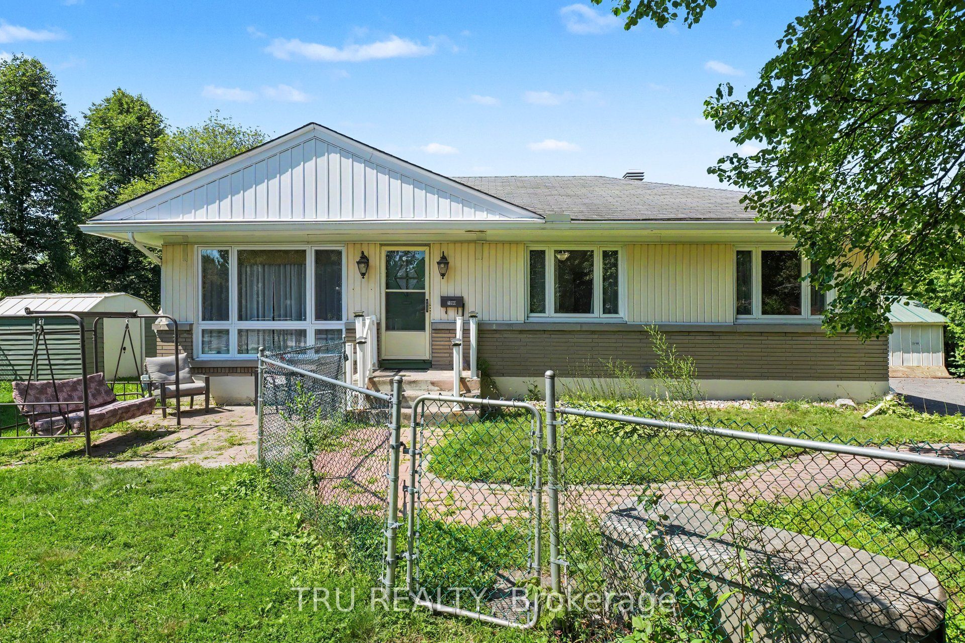 1908 Saunderson Drive, Elmvale Acres and Area, ON K1G 2C7 photo 2
