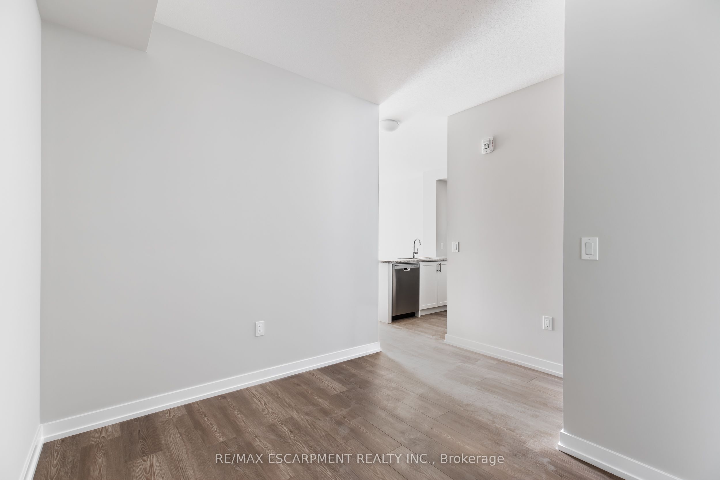 870 Queenston Road 511, Hamilton, ON L8G 0B9 photo 2