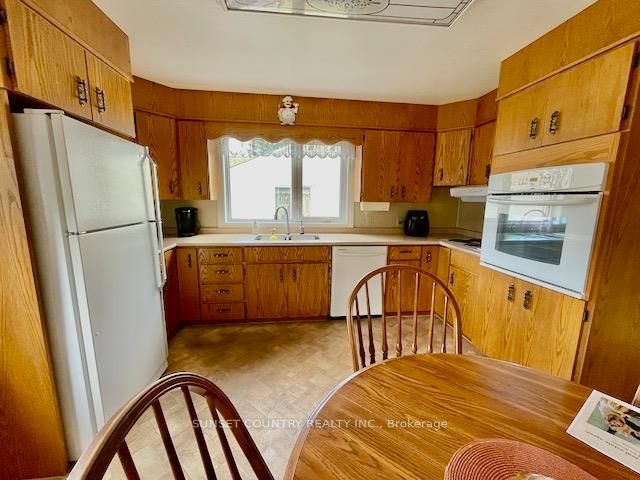 76 Memorial Avenue, Dryden, ON P8N 2M2 photo 3