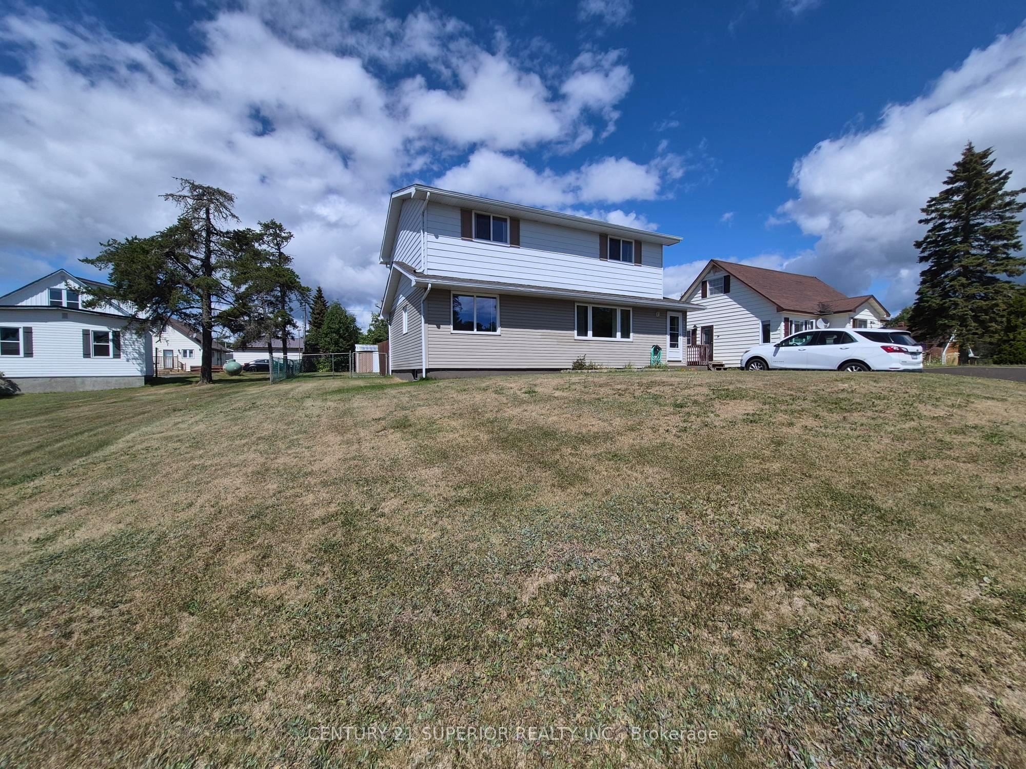 1 Laurier Ave, Terrace Bay, ON P0T 2W0 photo 2