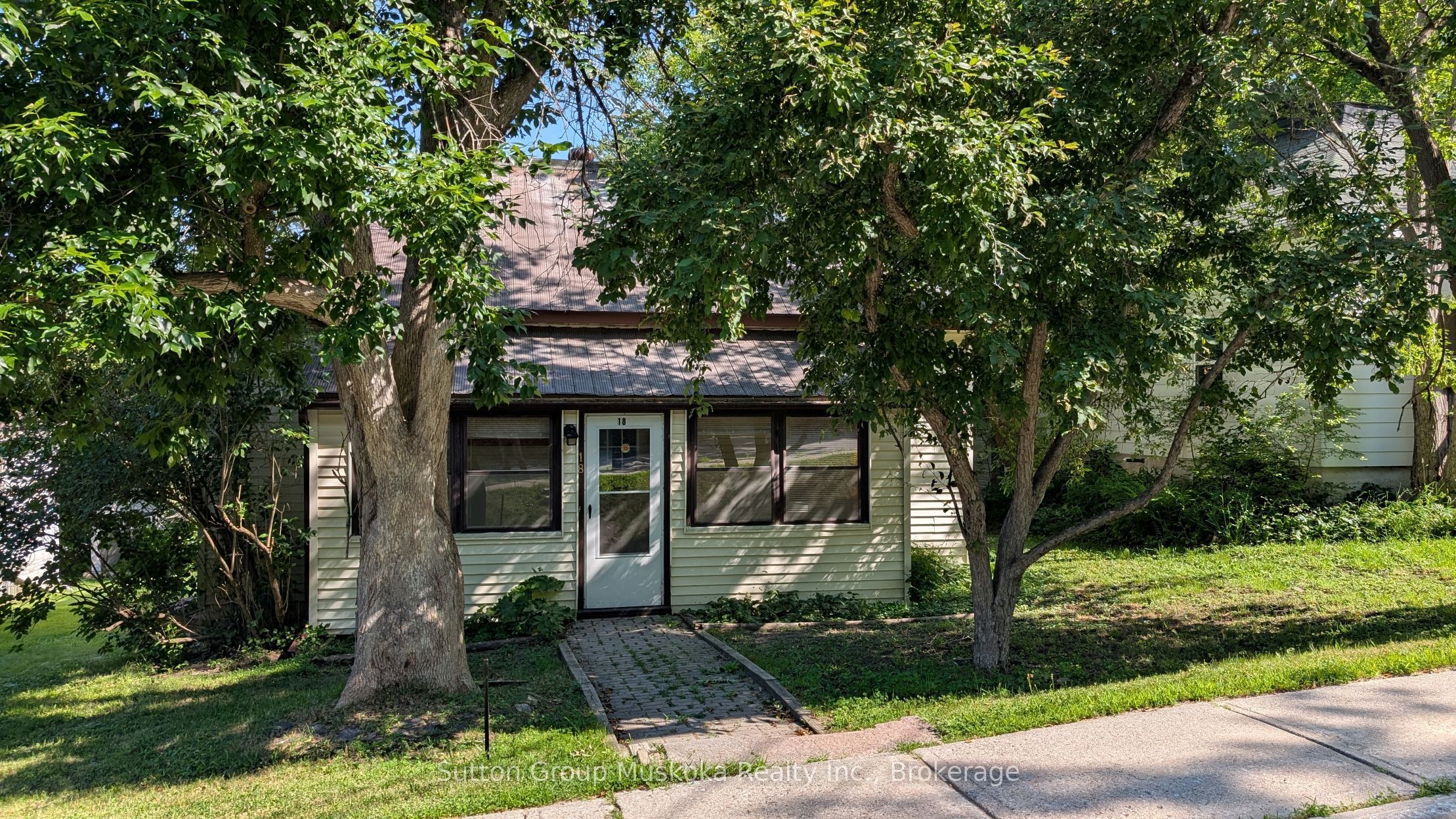 18 Susan Street W, Huntsville, ON P1H 1X4