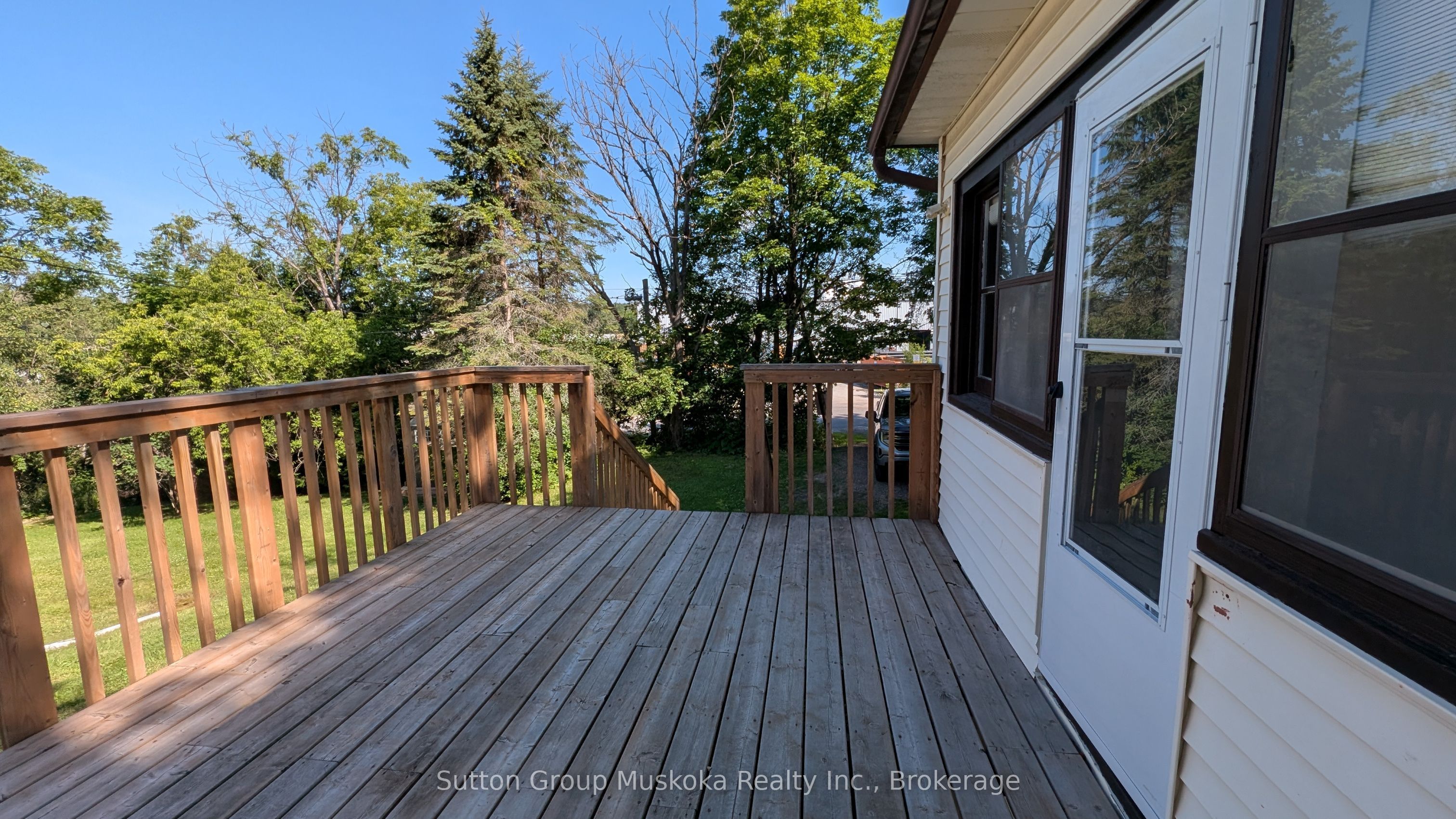 18 Susan Street W, Huntsville, ON P1H 1X4 photo 2
