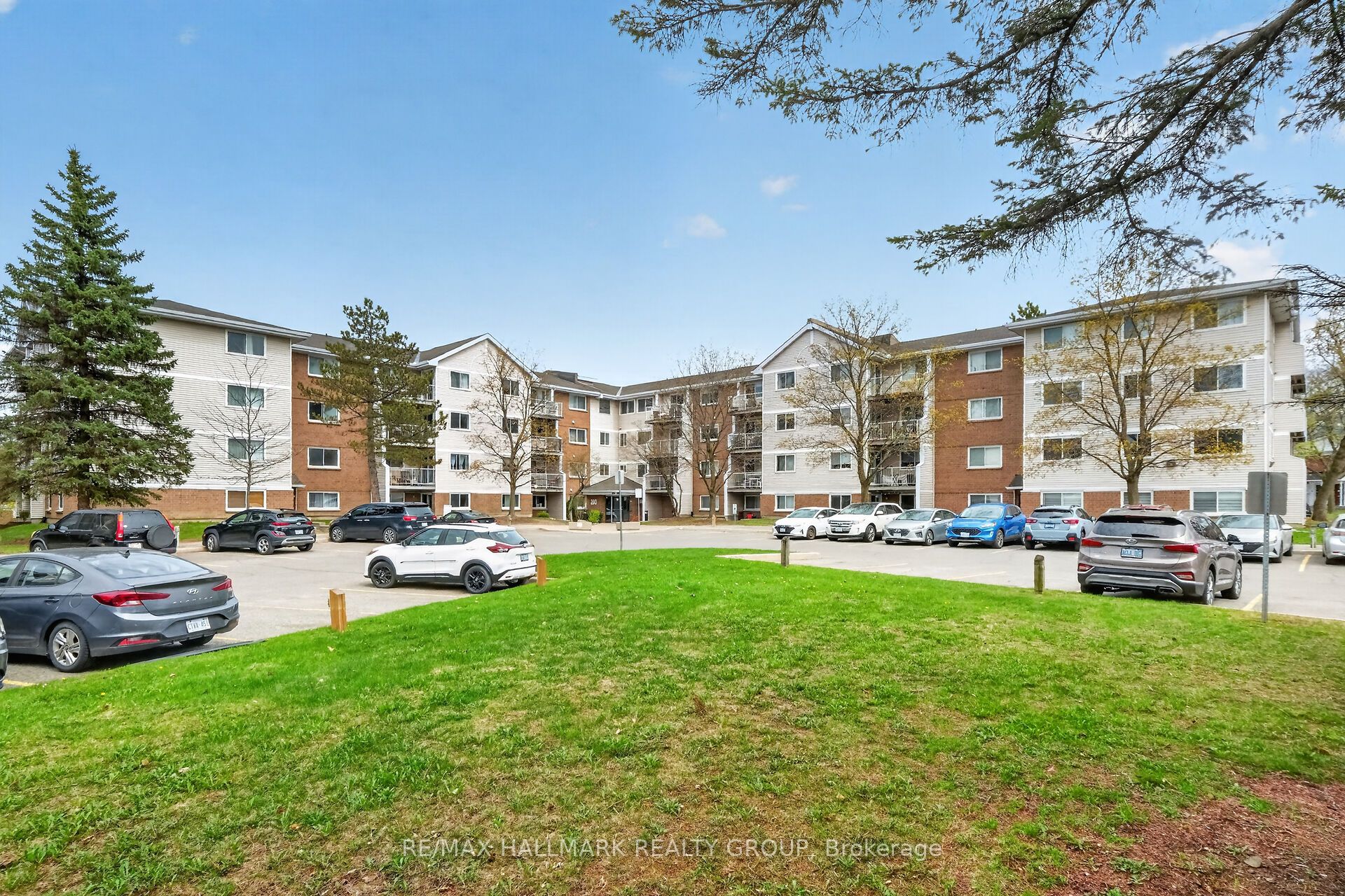 280 Brittany Drive 102, Manor Park - Cardinal Glen and Area, ON K1K 4M4