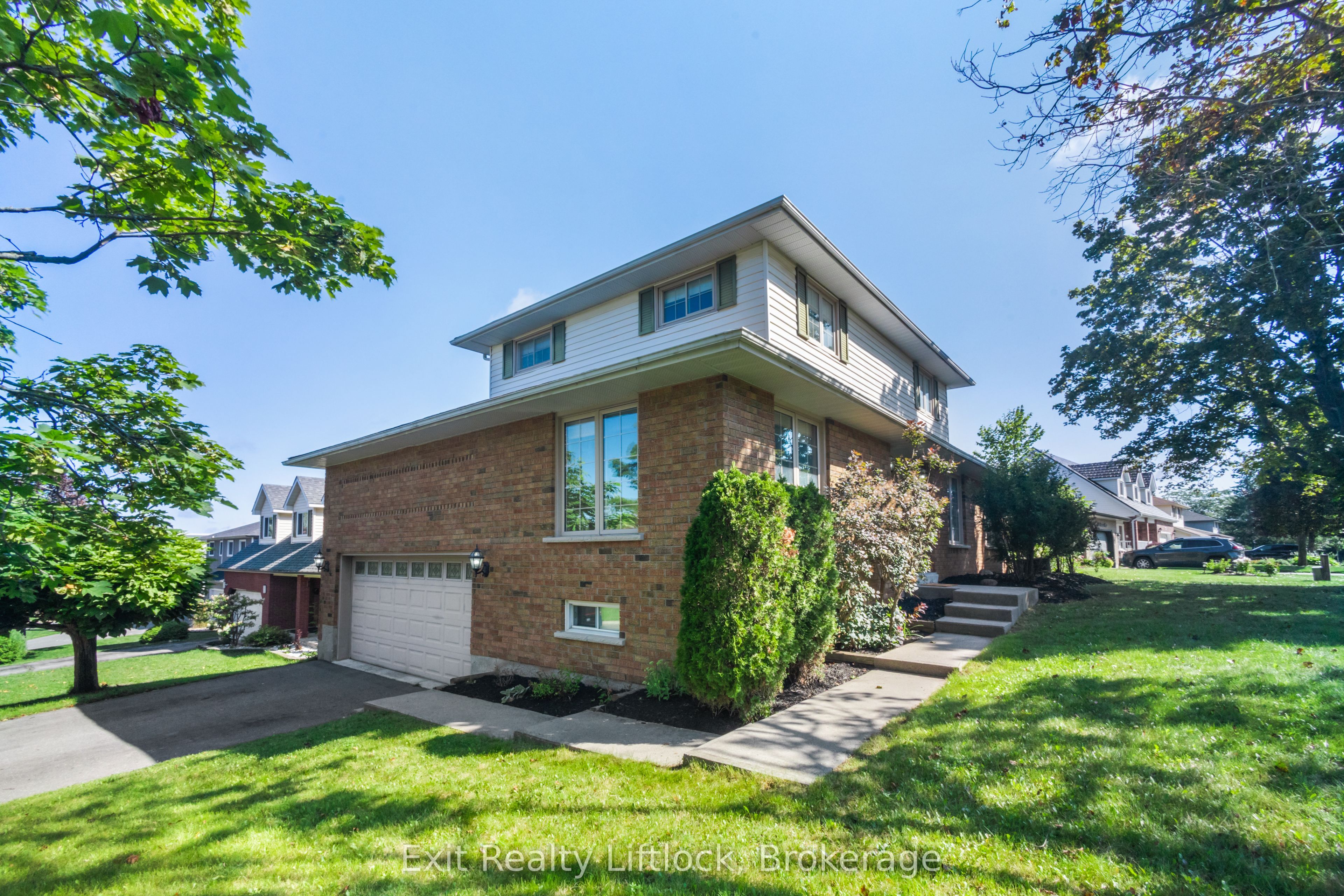 958 Smithside Court, Peterborough, ON K9J 8E2 photo 3