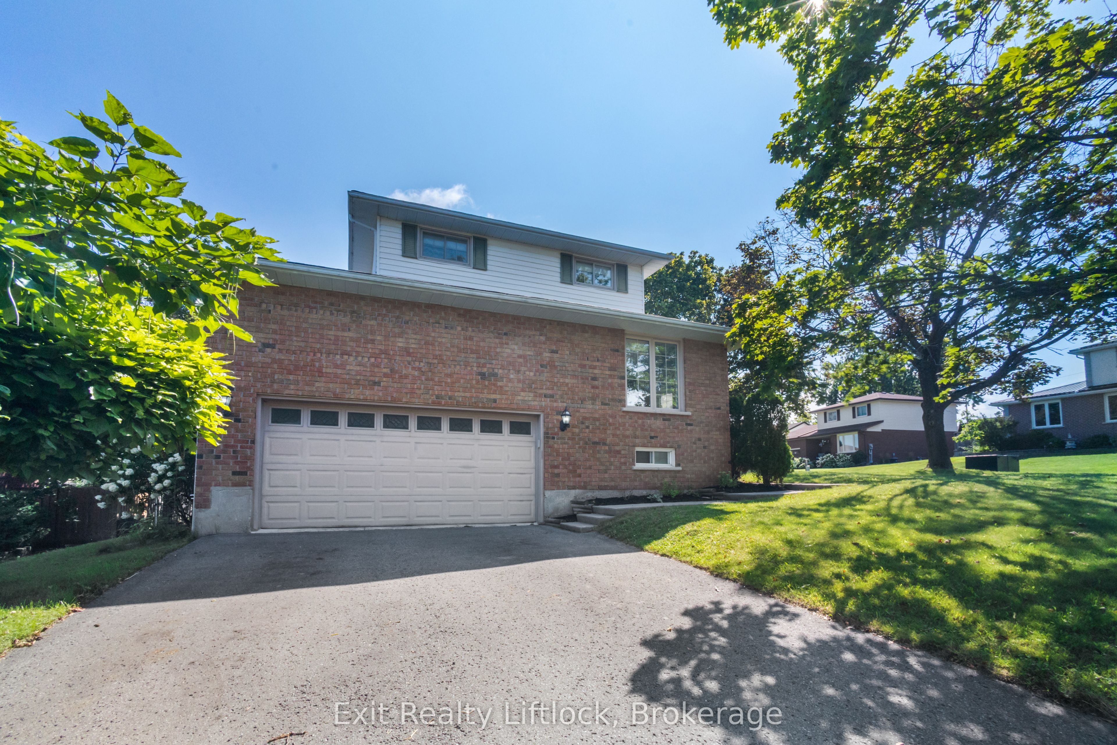 958 Smithside Court, Peterborough, ON K9J 8E2 photo 4