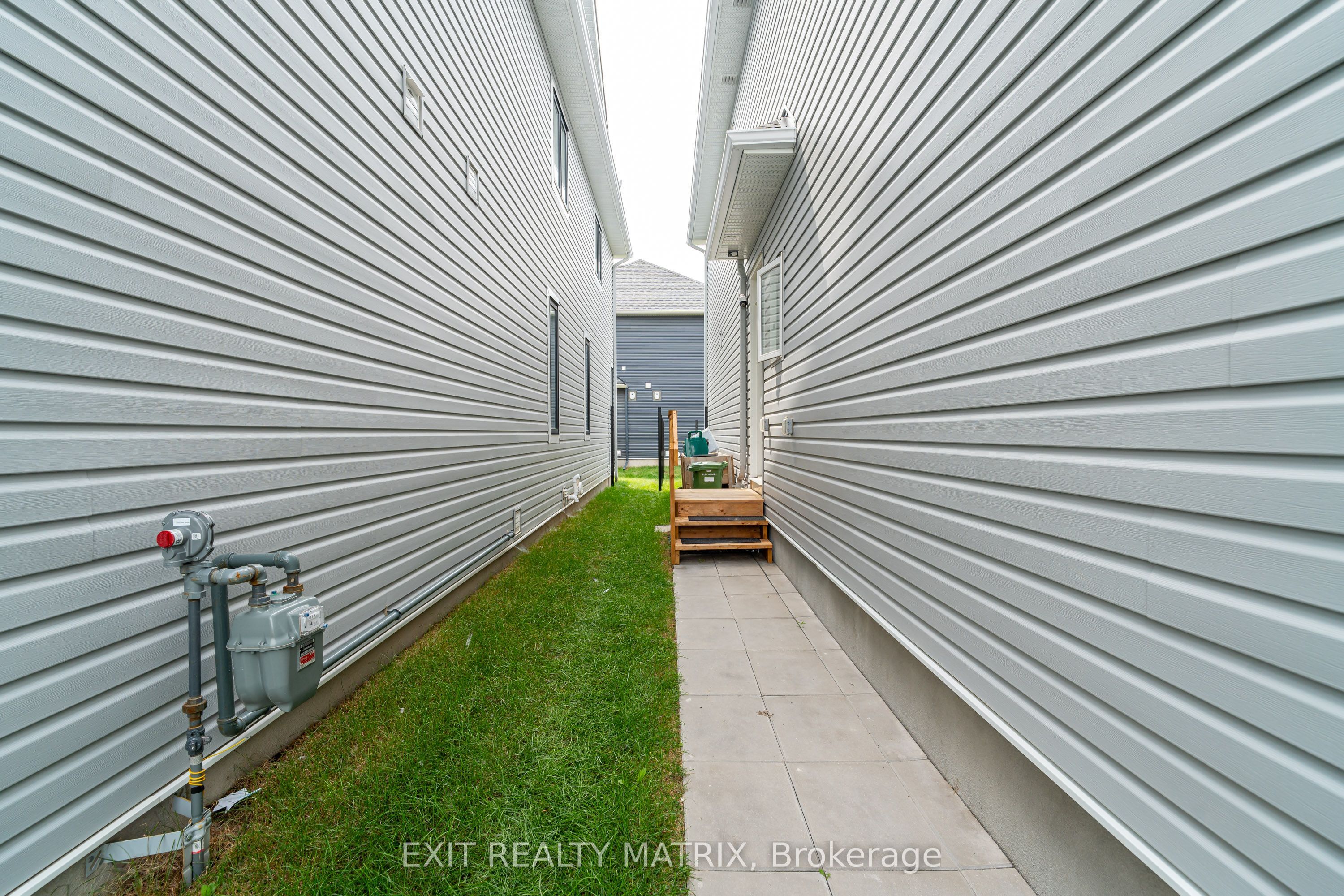 161 Massalia Crescent B, Orleans - Cumberland and Area, ON K4A 5R1 photo 2