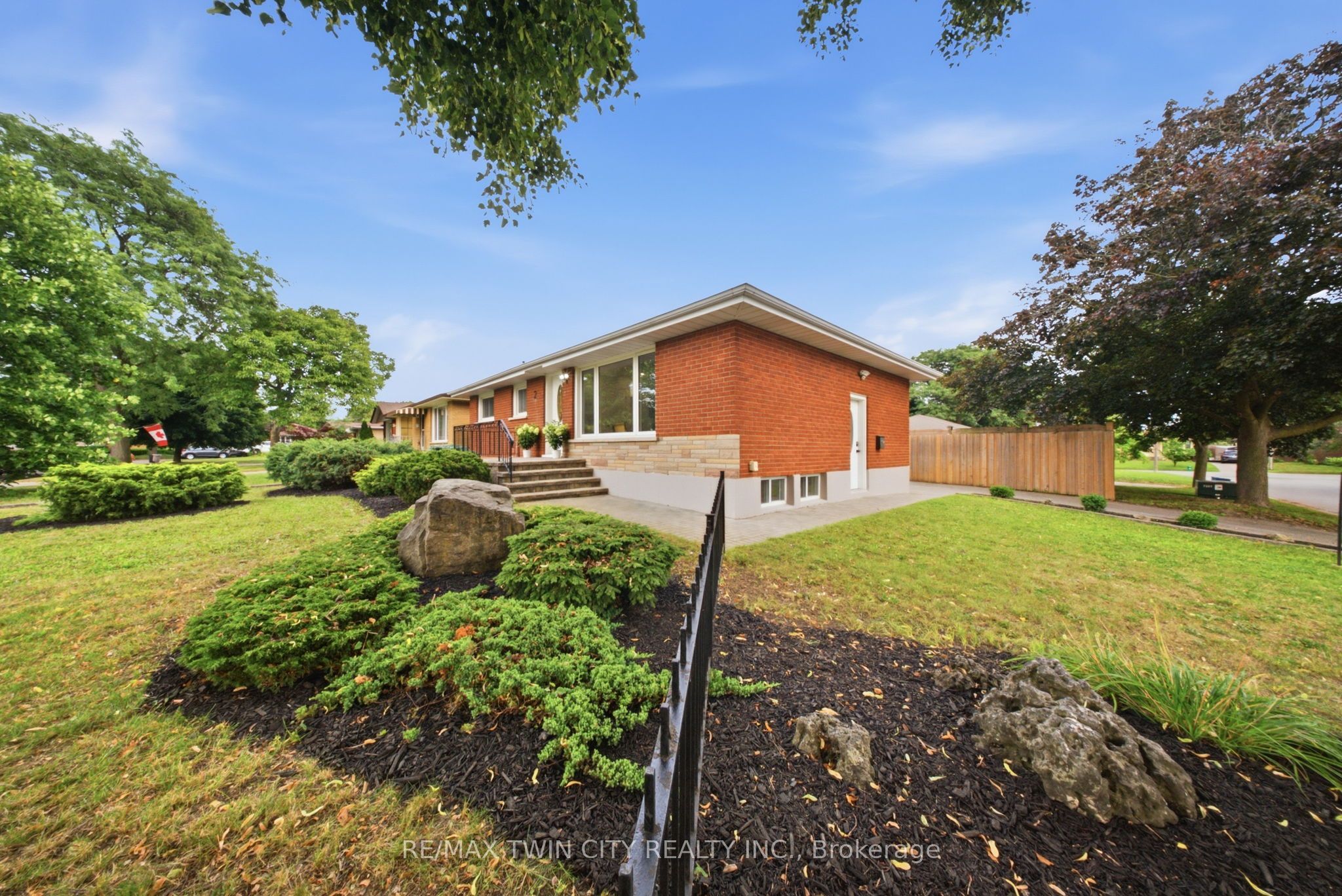 2 Frontenac Avenue, Brantford, ON N3R 3B6 photo 3