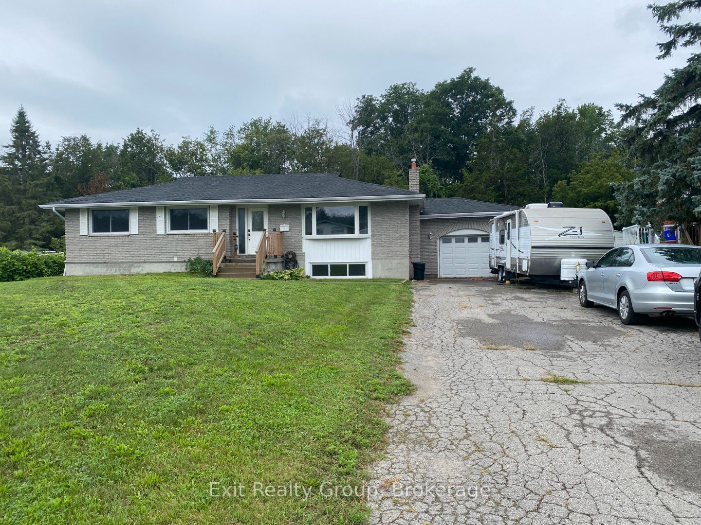 130 Peterson Street, Quinte West, ON K8V 5P8 photo 2