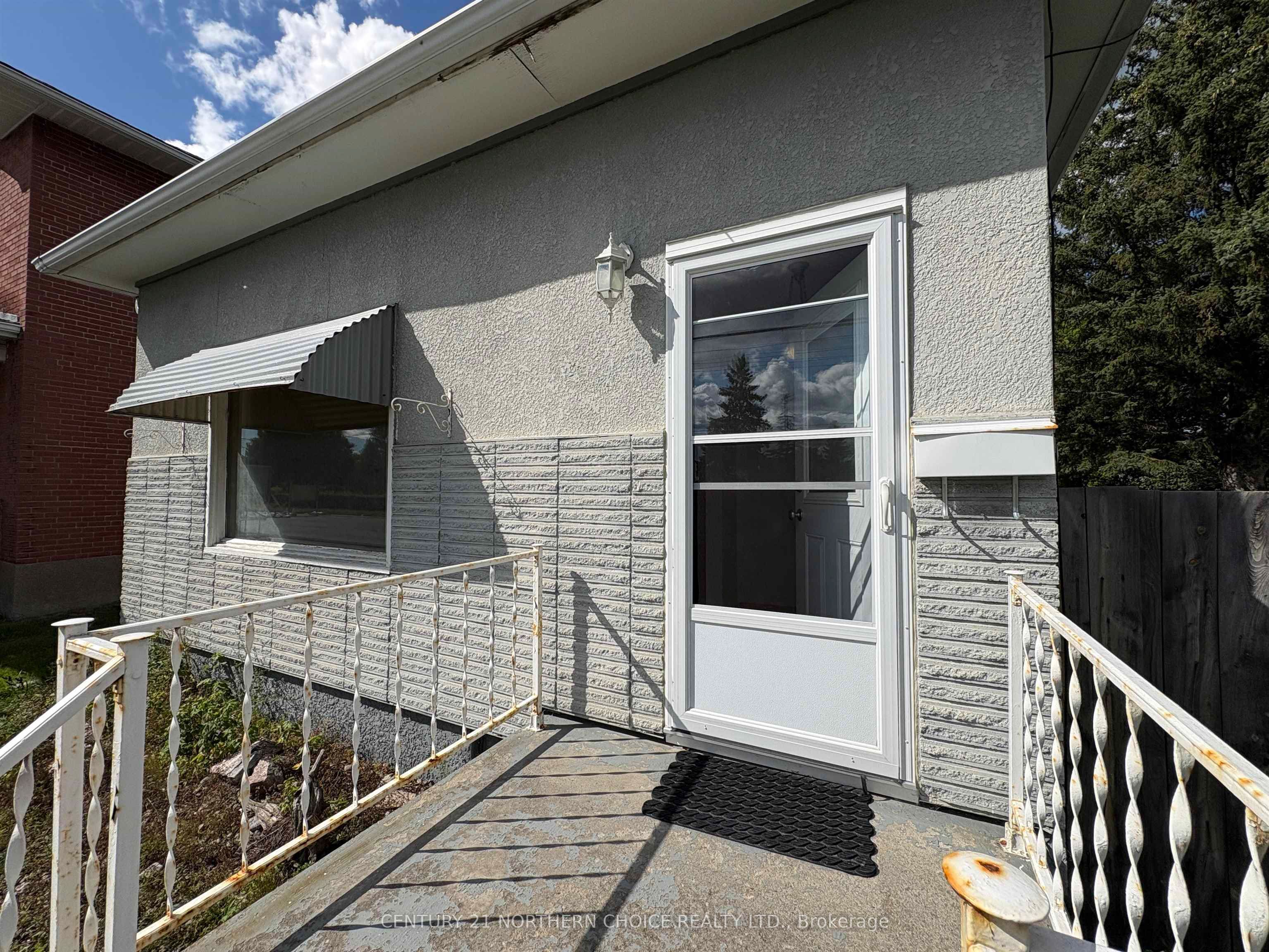 240 Third Street W, Fort Frances, ON P9A 3A5 photo 2