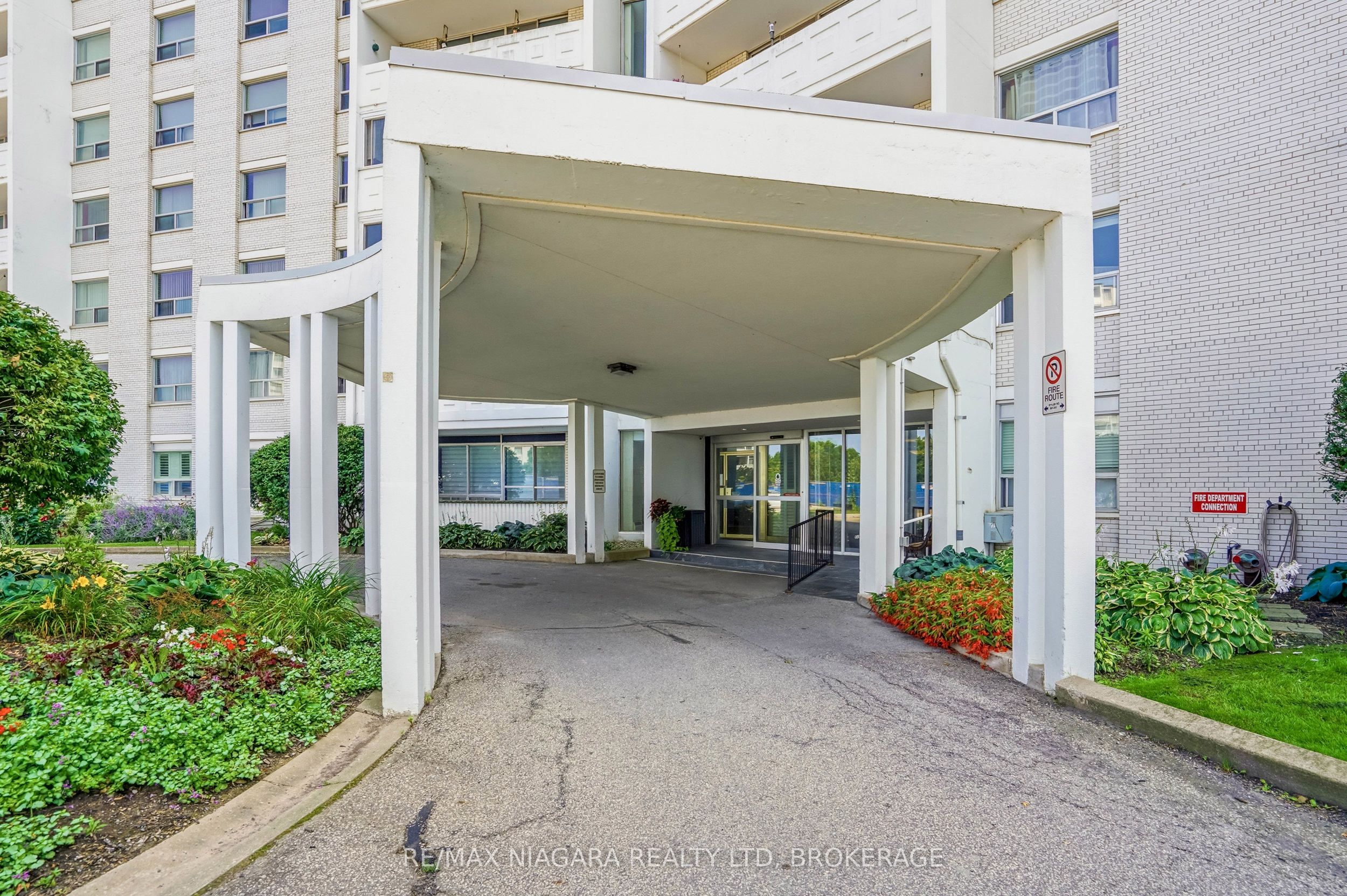 35 Towering Heights Boulevard 102, St. Catharines, ON L2T 3G8 photo 2