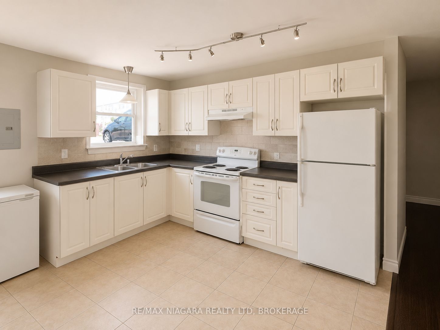 143 Westchester Crescent 2, St. Catharines, ON L2P 2N8 photo 4