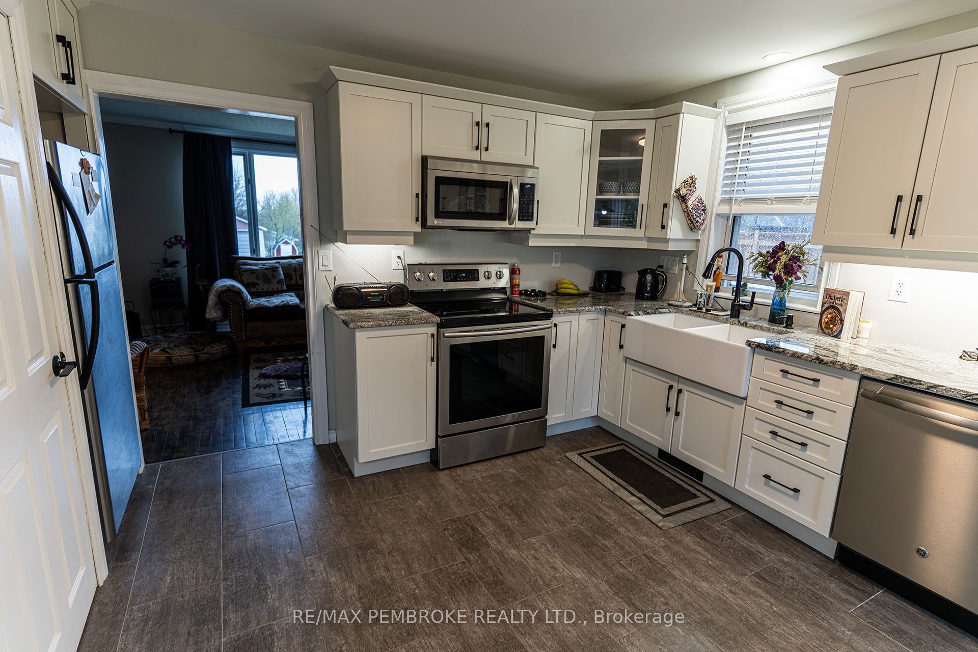 496 Wilbert Street, Pembroke, ON K8A 3G6 photo 2