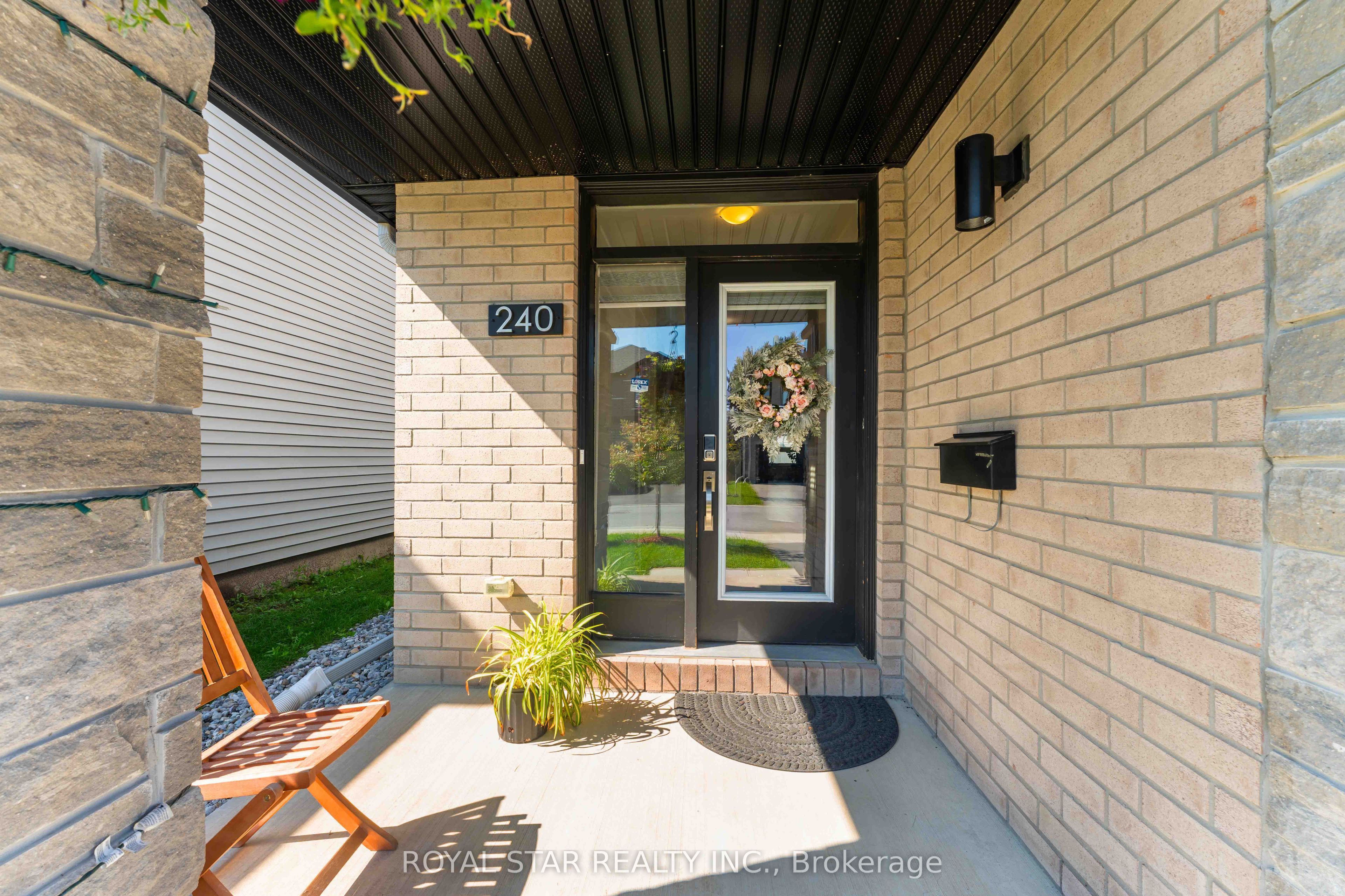 240 Dagenham Street, Stittsville - Munster - Richmond, ON K2S 2X8 photo 2
