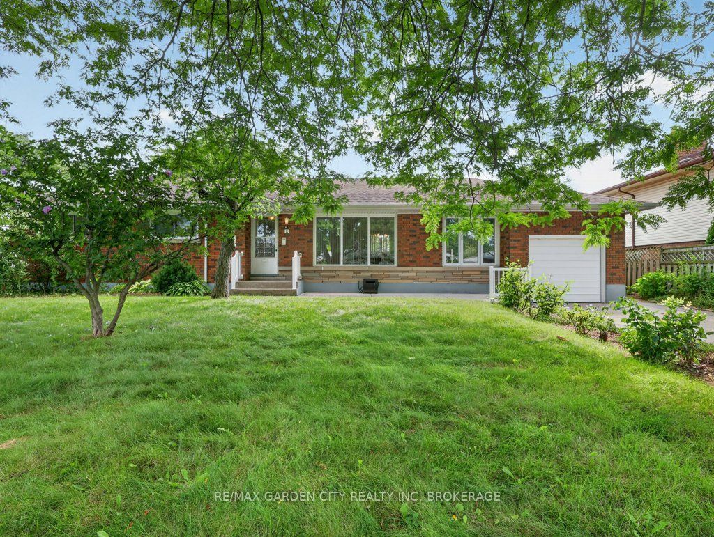 8 Champa Drive, St. Catharines, ON L2M 3K2
