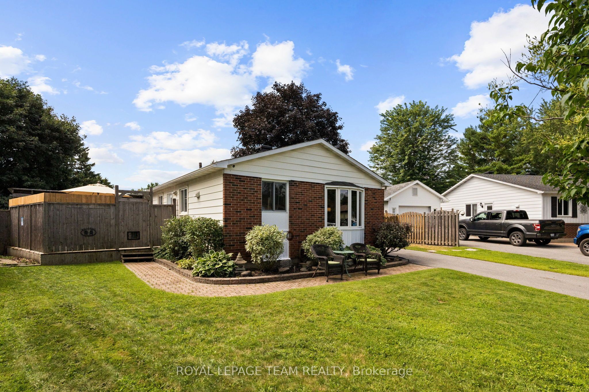 27 Ballantrae Way, Kanata, ON K2L 1N3 photo 2
