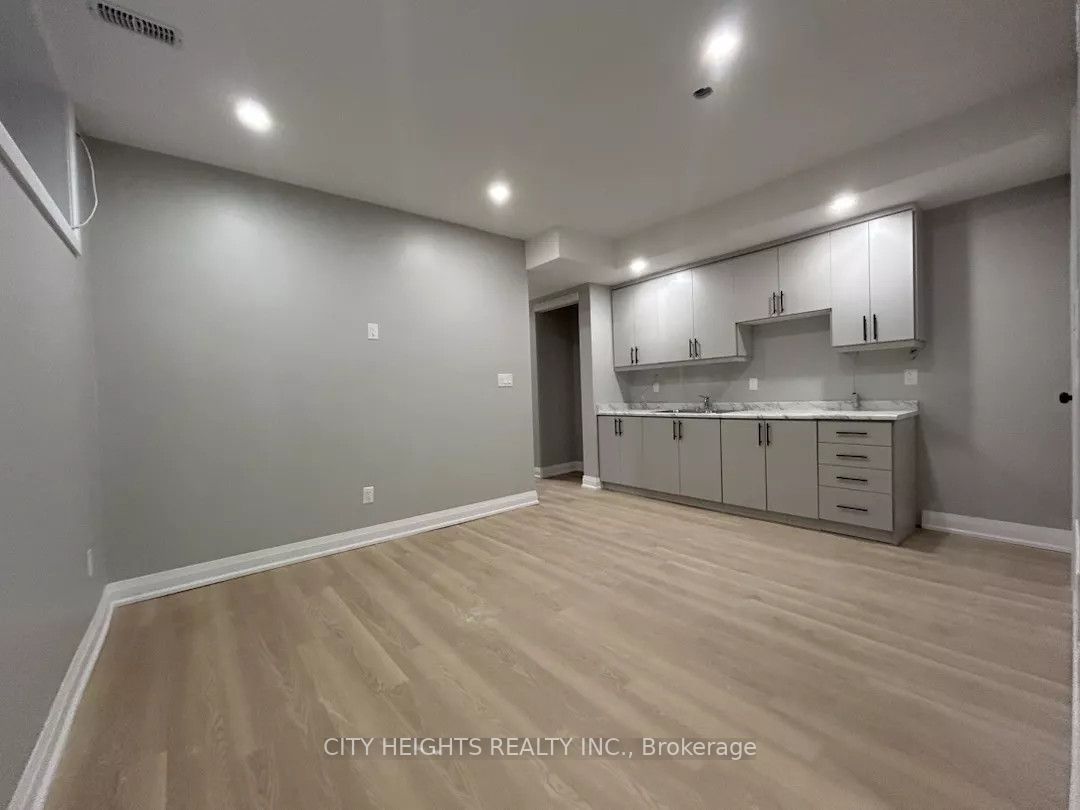 10 Robins Avenue 2, Hamilton, ON L8H 4M7 photo 2