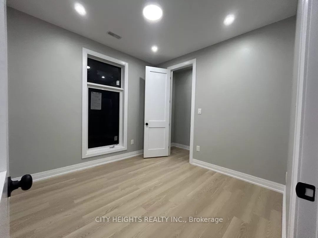 10 Robins Avenue 3, Hamilton, ON L8H 4M7 photo 4