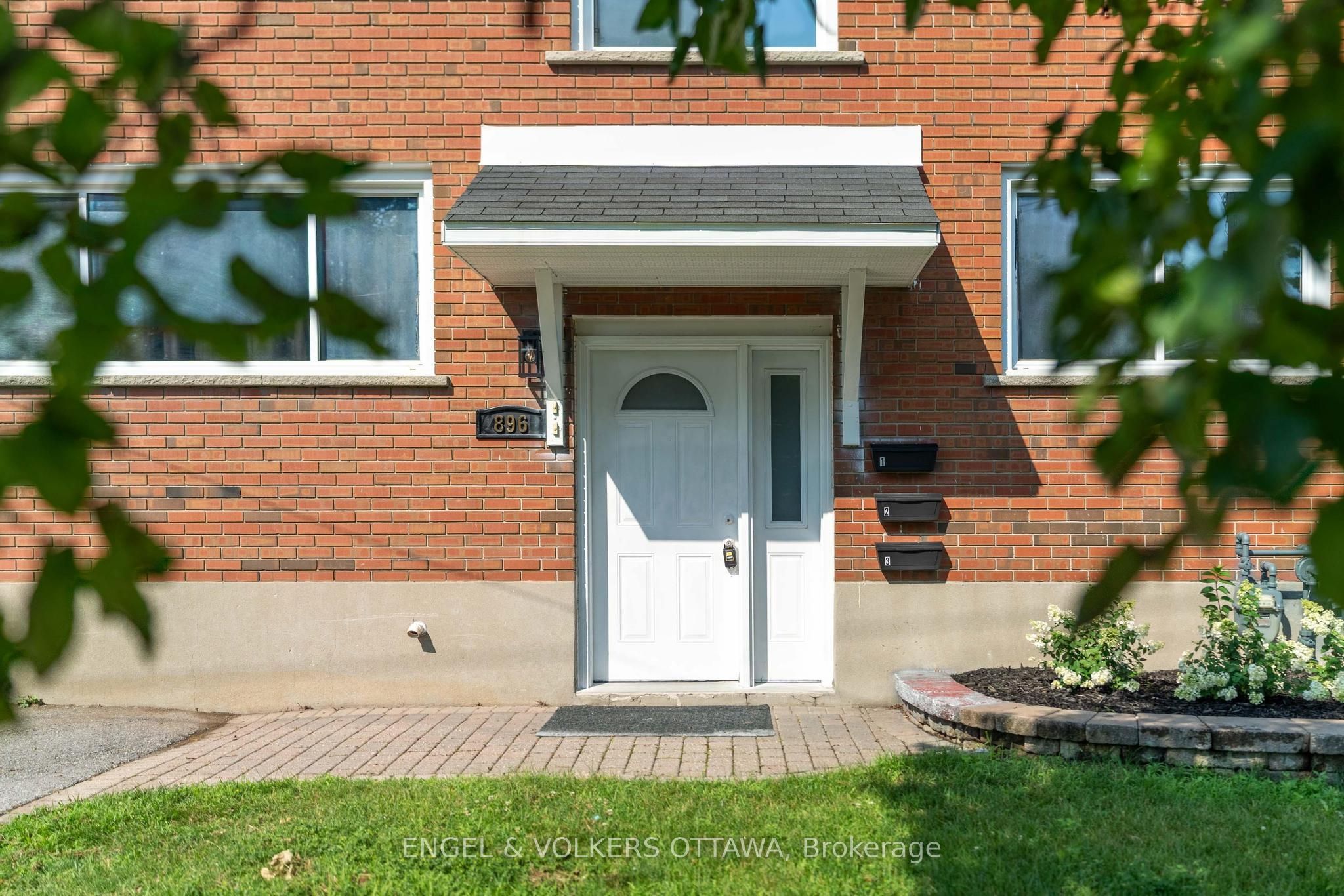 896 Pinewood Crescent 3, Britannia Heights - Queensway Terrace N and Area, ON K2B 5Y4 photo 4