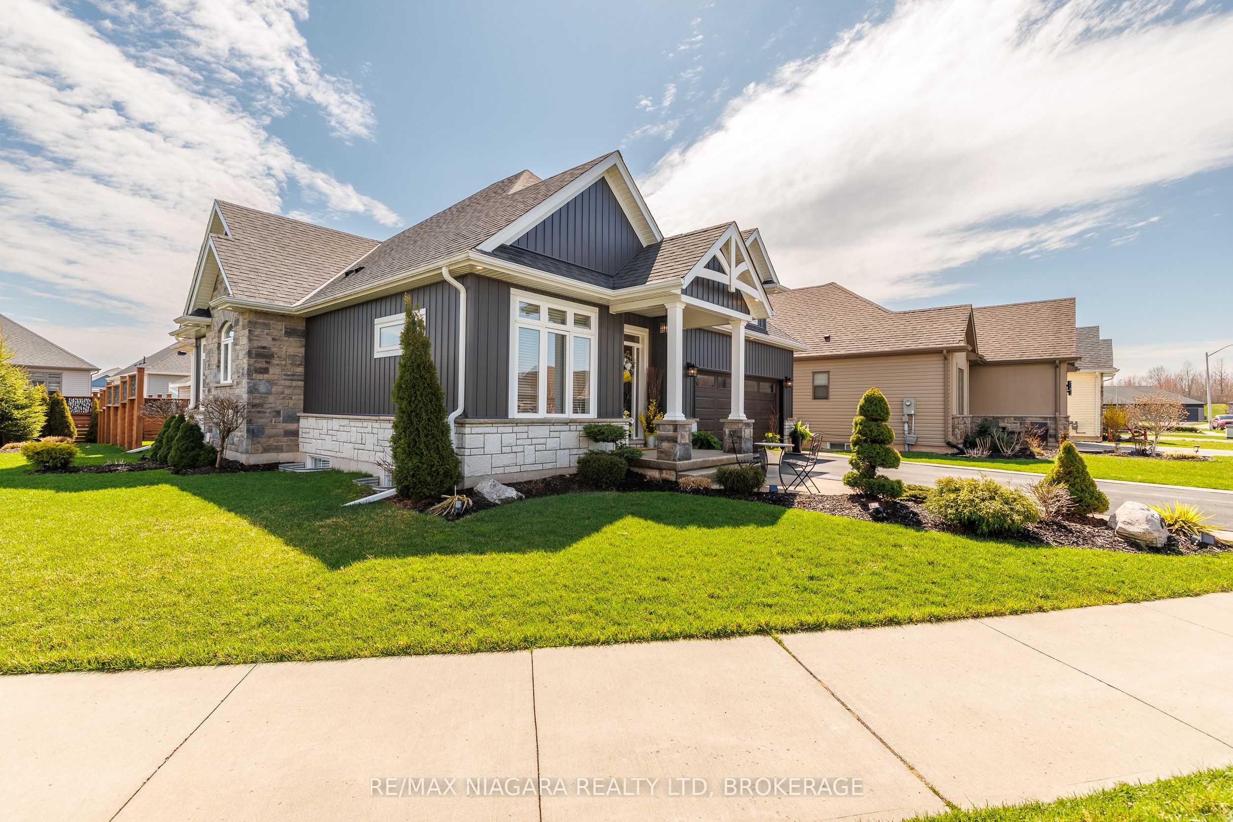 4049 Village Creek Drive, Fort Erie, ON L0S 1S0 photo 2