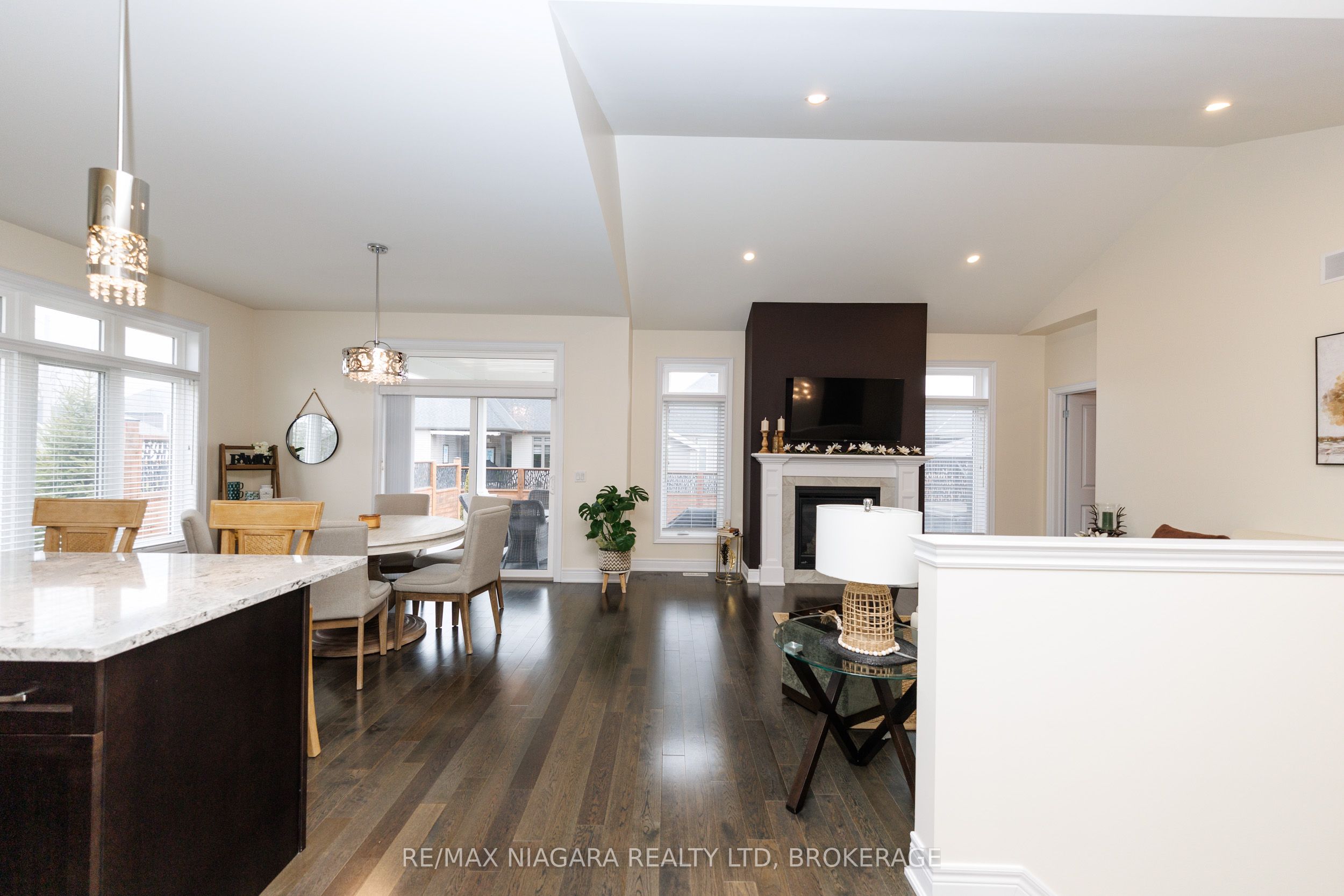 4049 Village Creek Drive, Fort Erie, ON L0S 1S0 photo 4