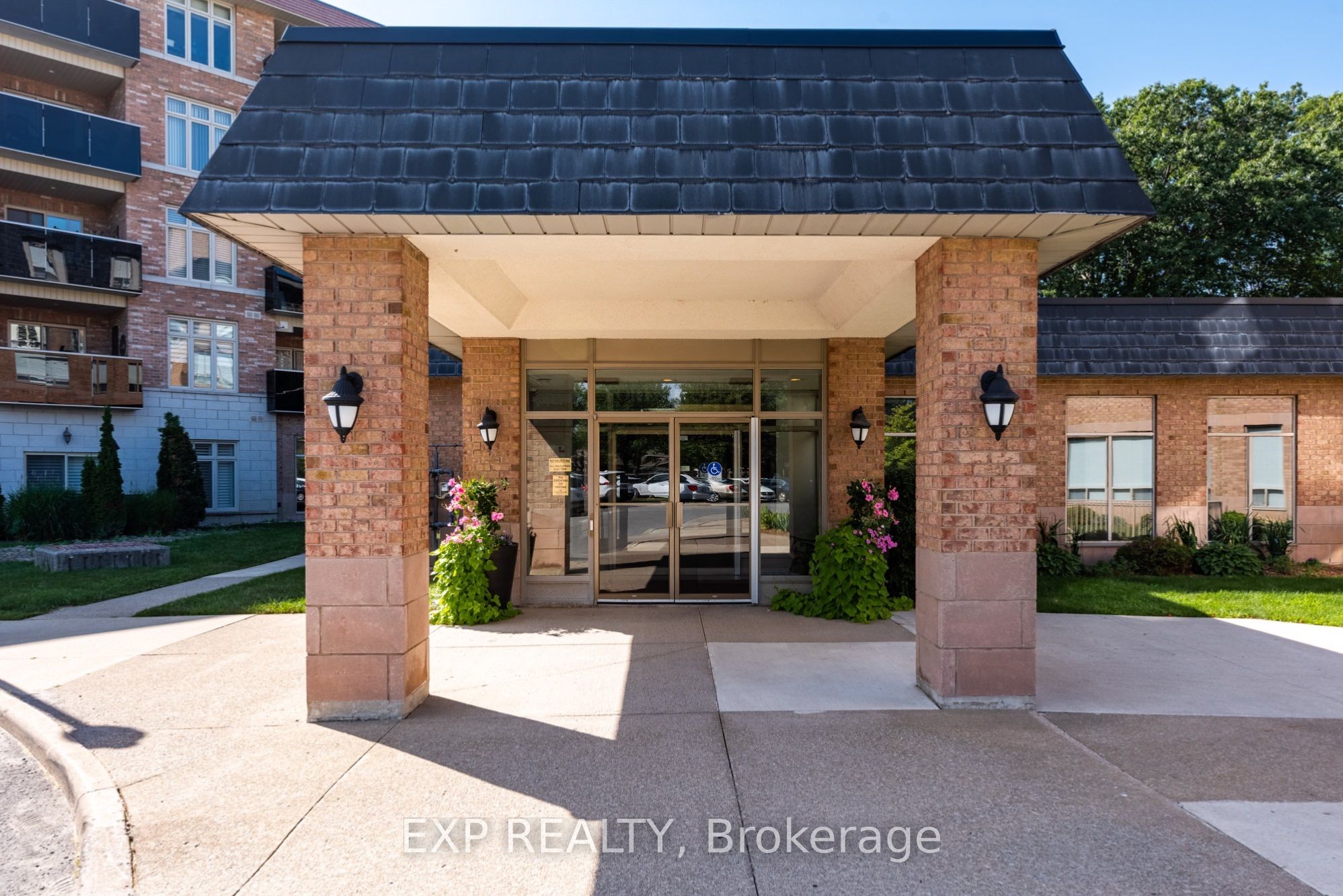 8111 Forest Glen Drive 227, Niagara Falls, ON L2H 2Y7 photo 2