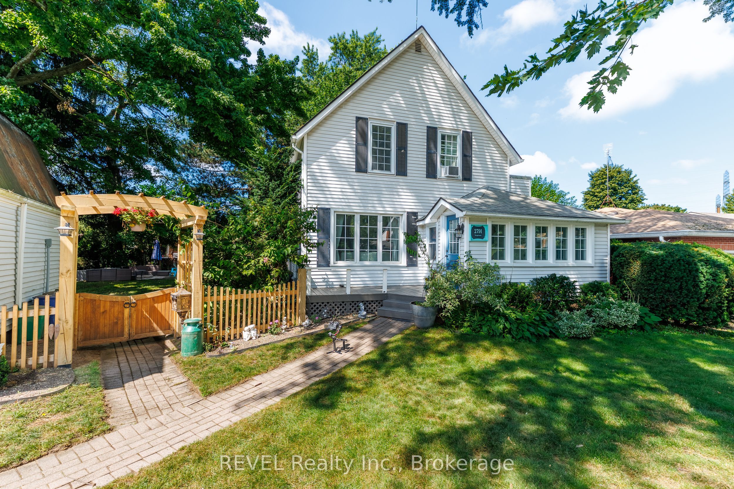 2791 NEPTUNE Crescent, Niagara Falls, ON L2J 3X4 photo 2